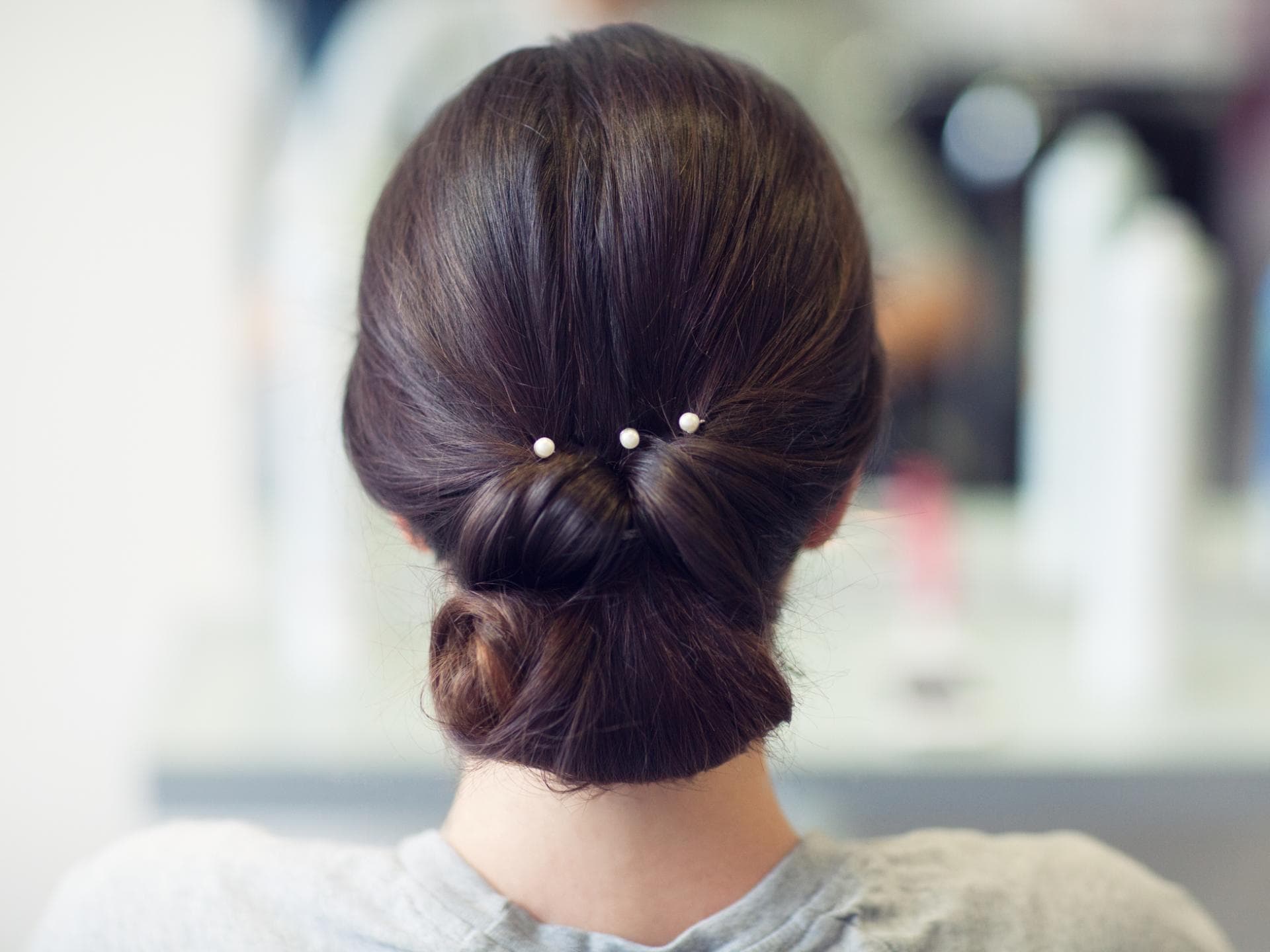 Hochsteckfrisuren für Hochzeitsgäste mit Perlen