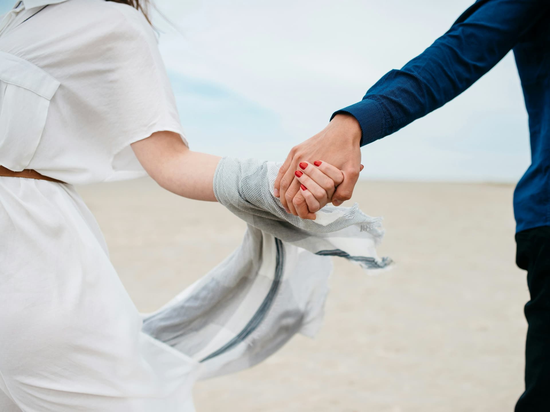 Ehepaart feiert seinen Hochzeitstag am Strand