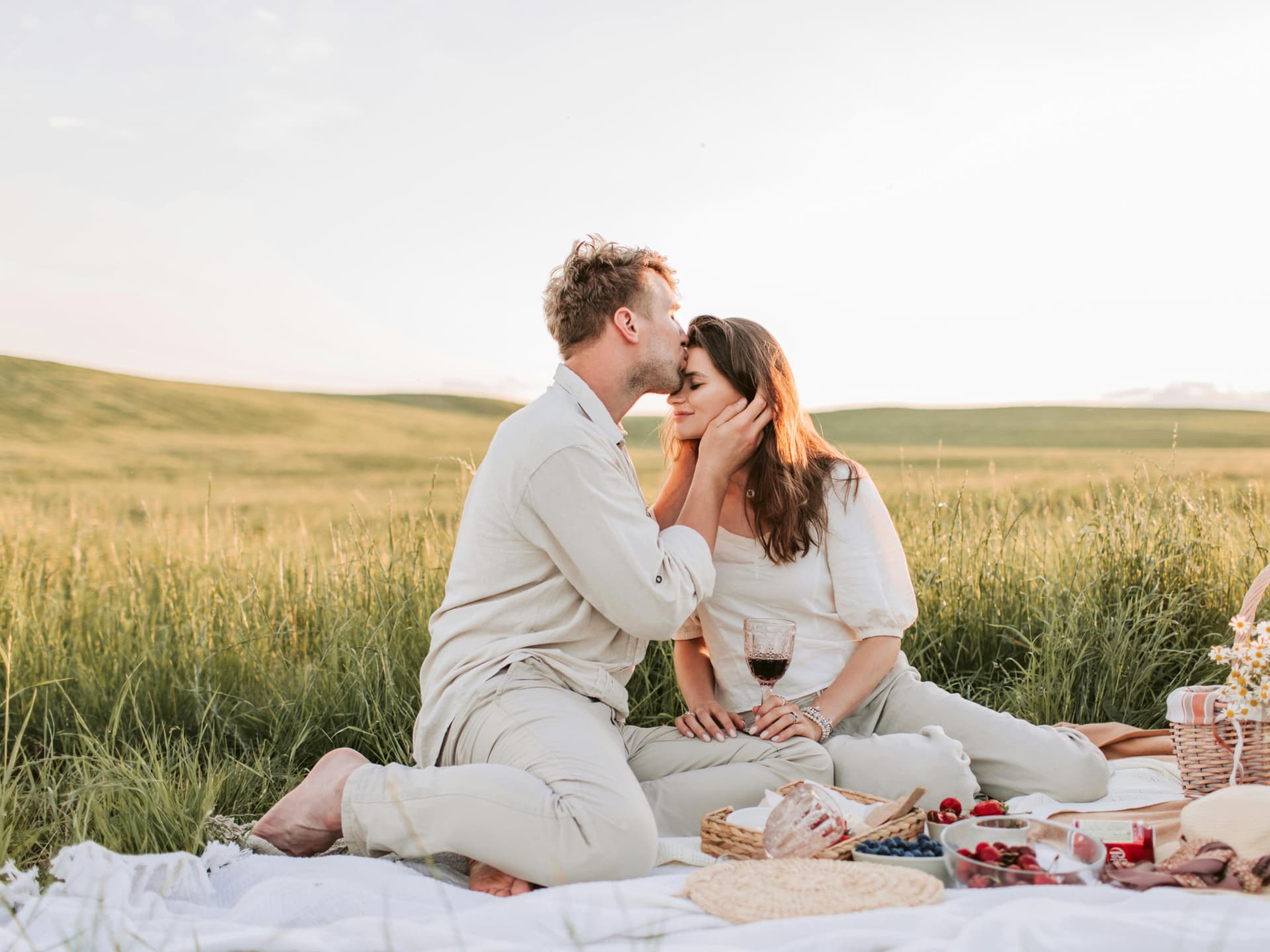 Ein Ehepaar feiert seinen Hochzeitstag mit einem Picknick