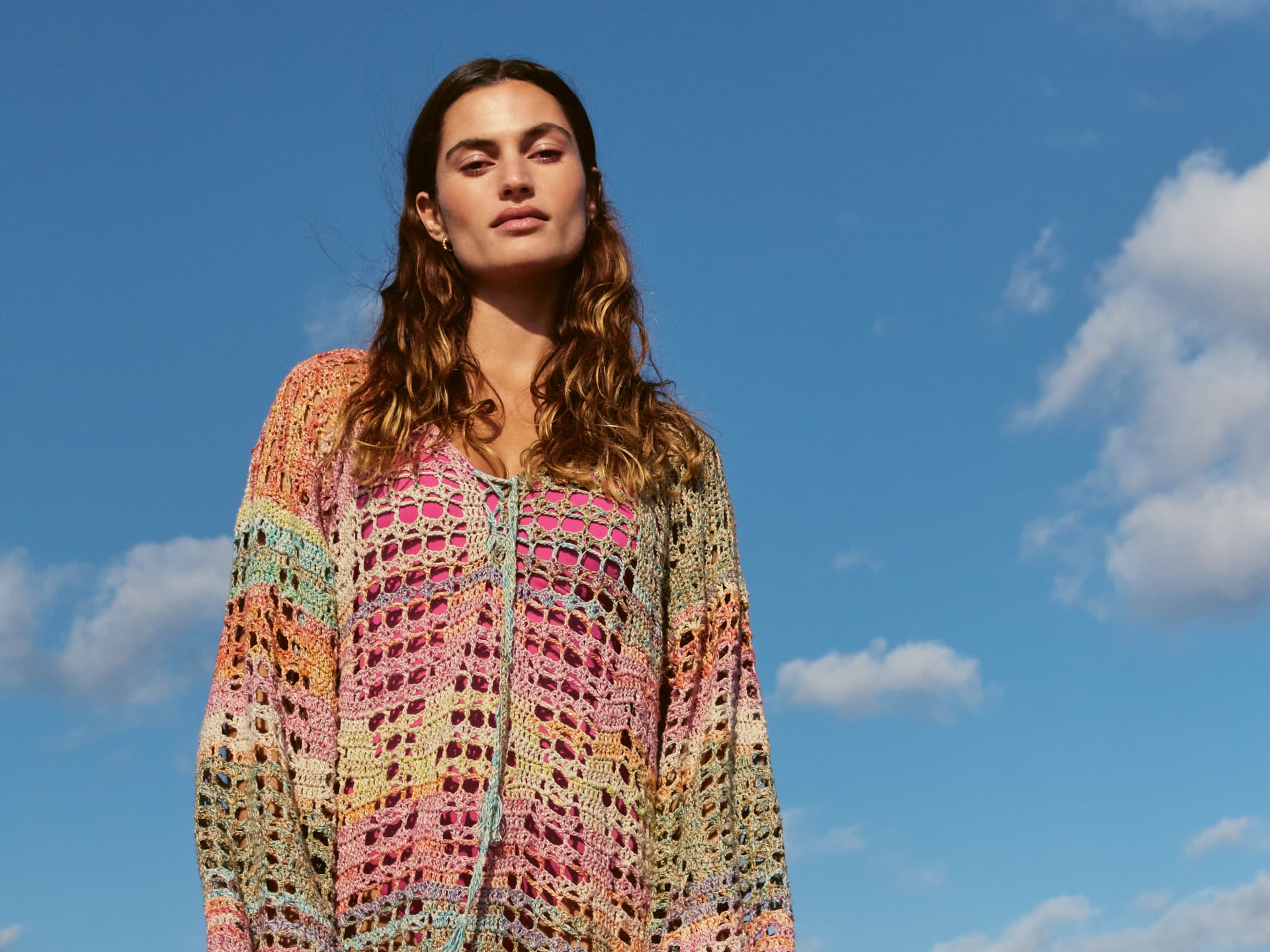 Kleider stricken - Model in buntem Häkelkleid von Lana Grossa