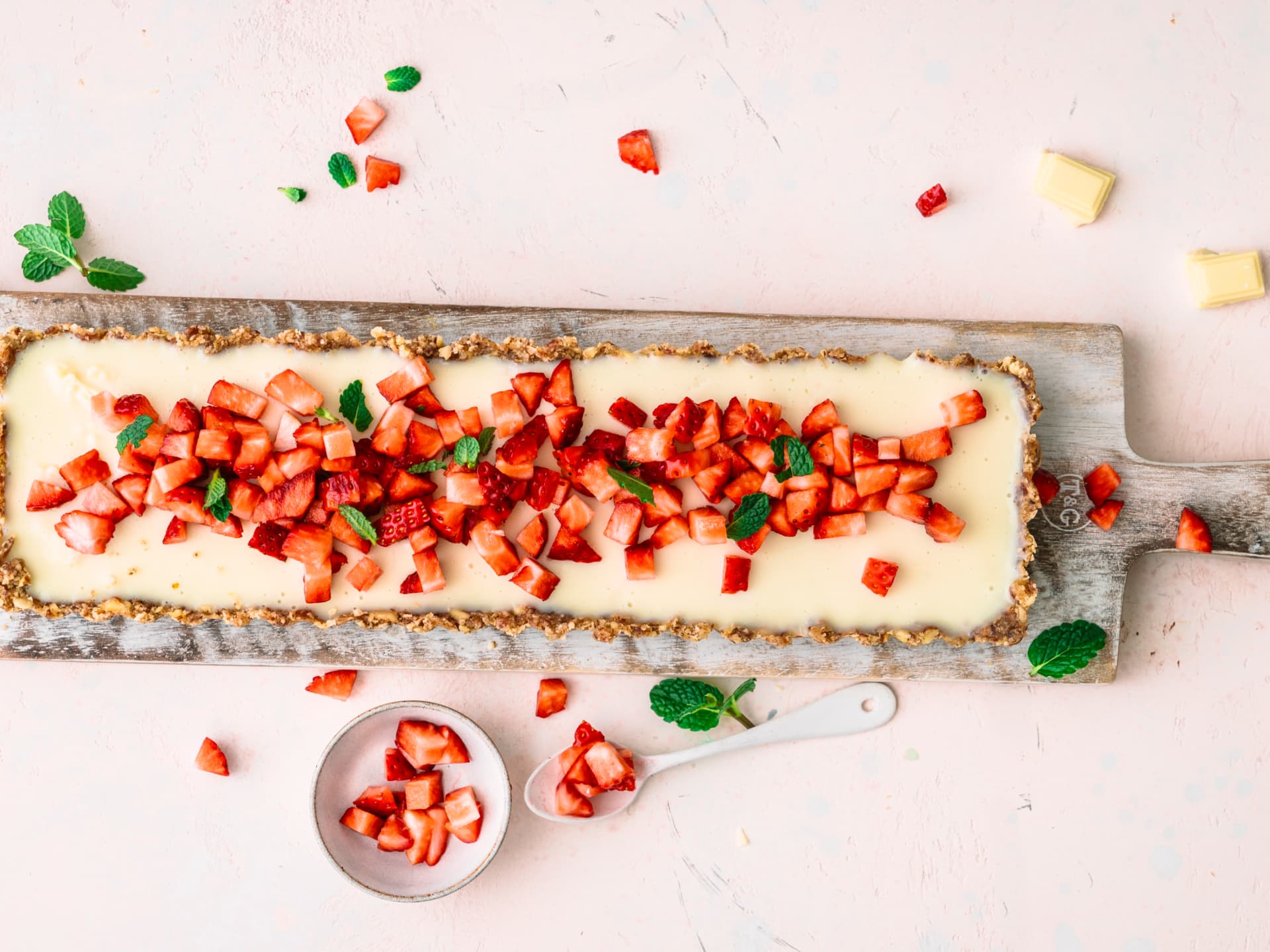 Erdbeer-Tarte mit Kokos und weißer Schokolade