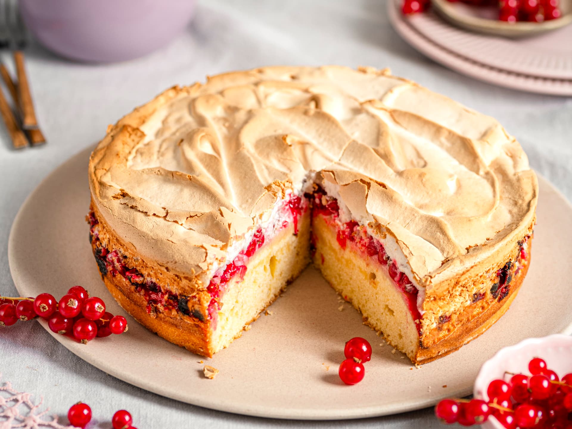 Rührkuchen mit Johannisbeeren und Baiser