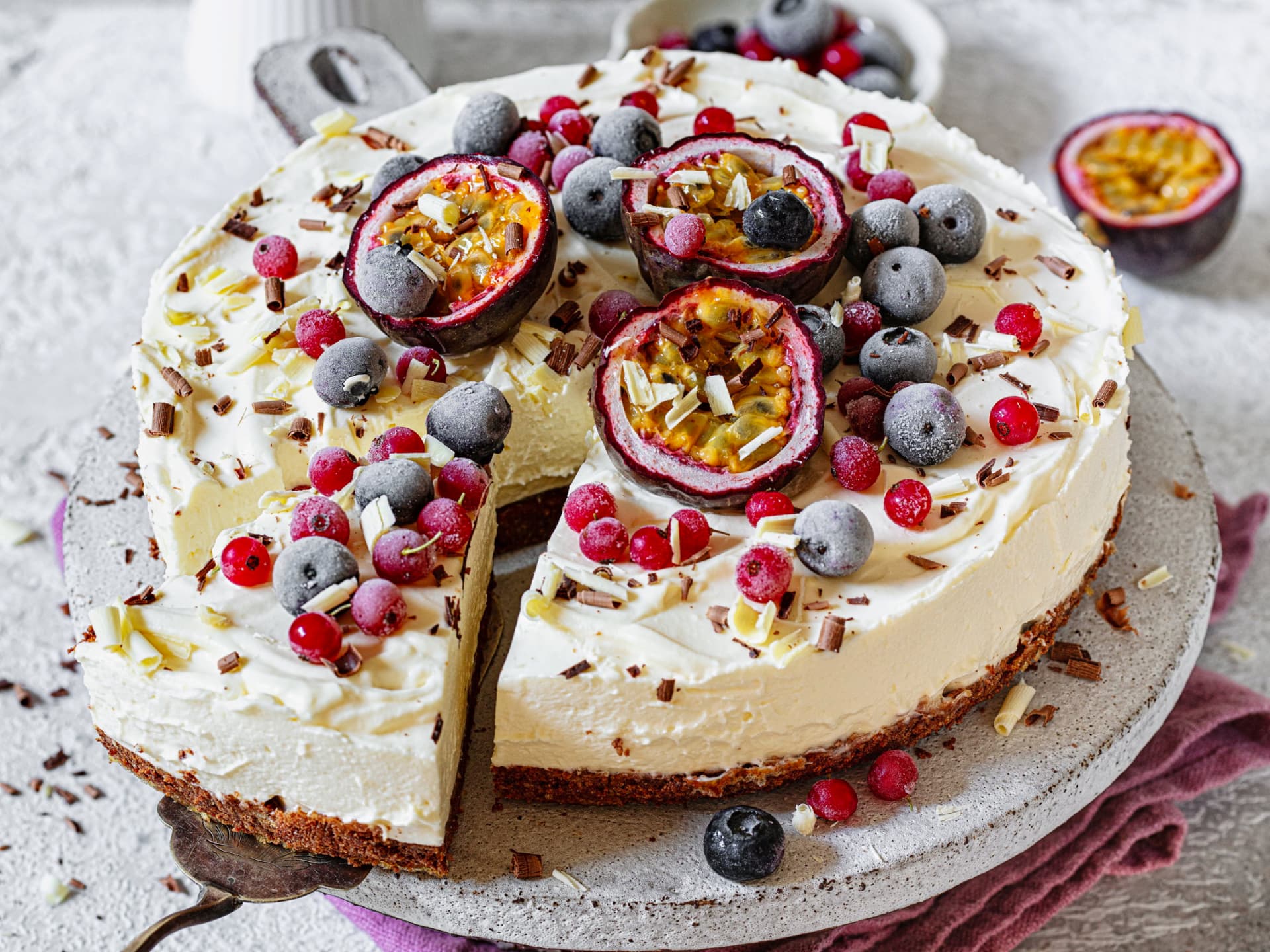 Käsekuchen mit weißer Schokolade, Maracuja und Beeren