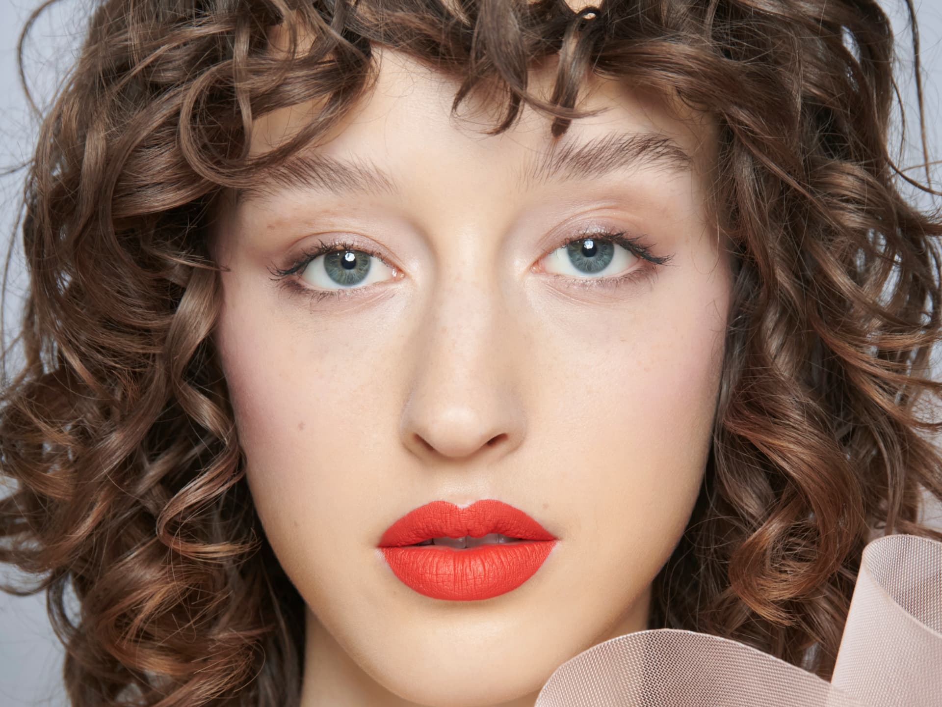 Model mit Braut-Lippenstift in Koralle