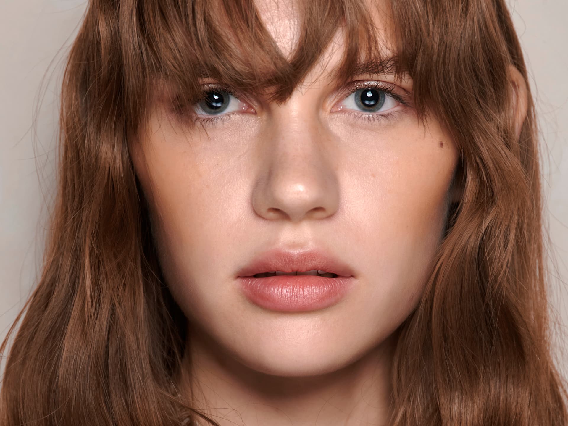 Model mit Braut-Lippenstift in Nude