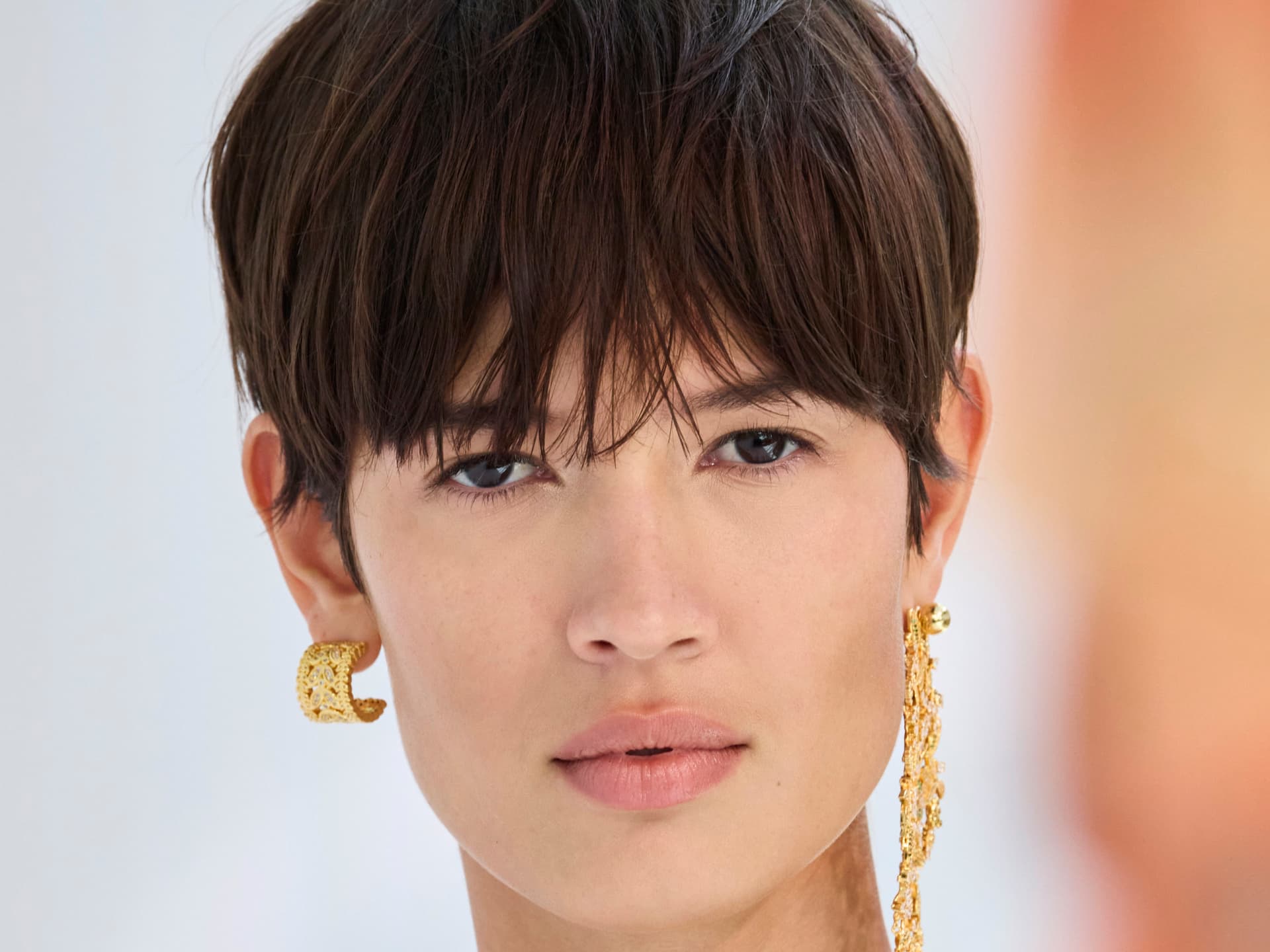 Model mit Braut-Lippenstift in Rosenholz