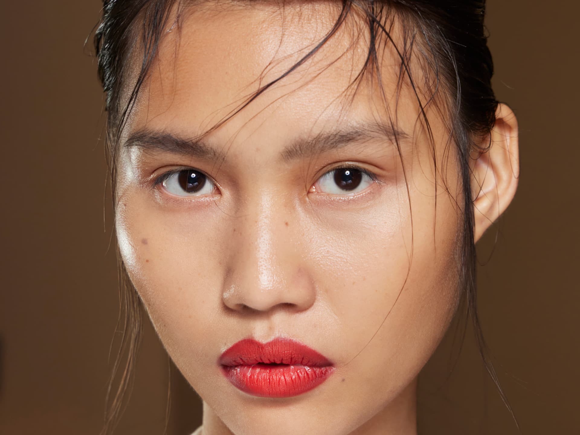 Model mit Braut-Lippenstift in Rot