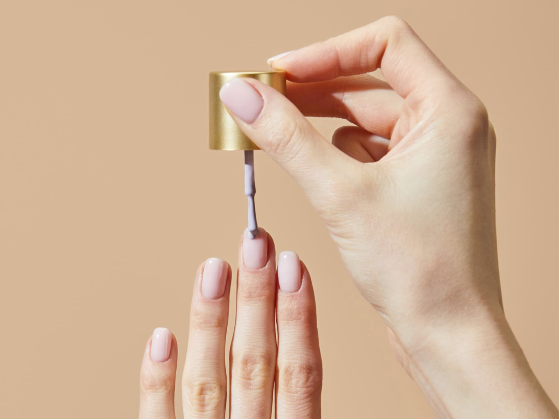 Frau trägt Nagellack auf