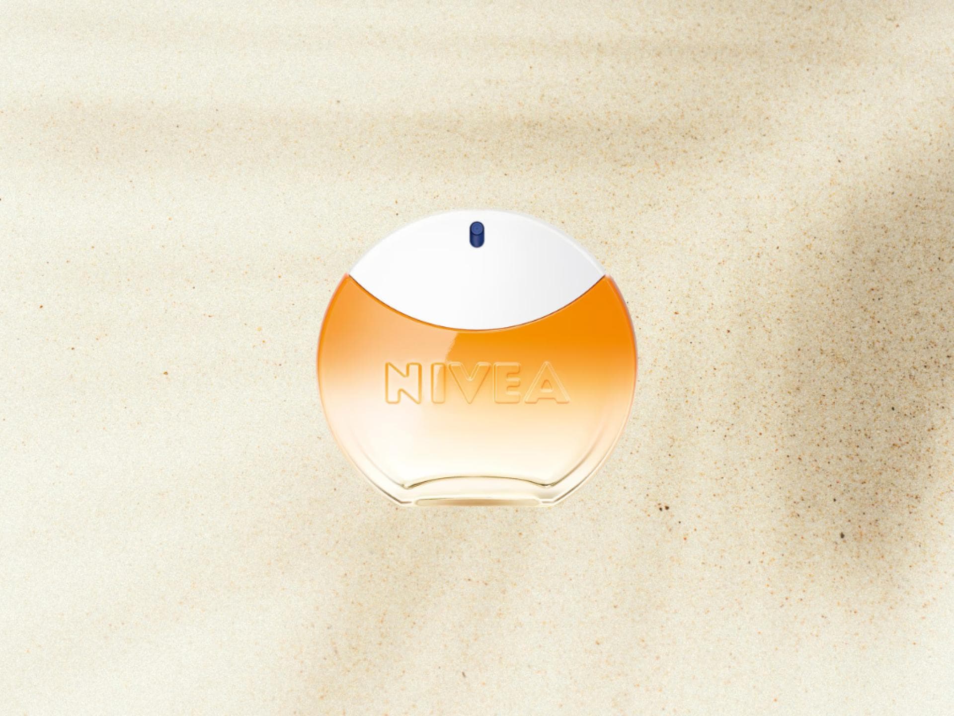 Nivea Sun Parfum auf einem Sand Hintergrund