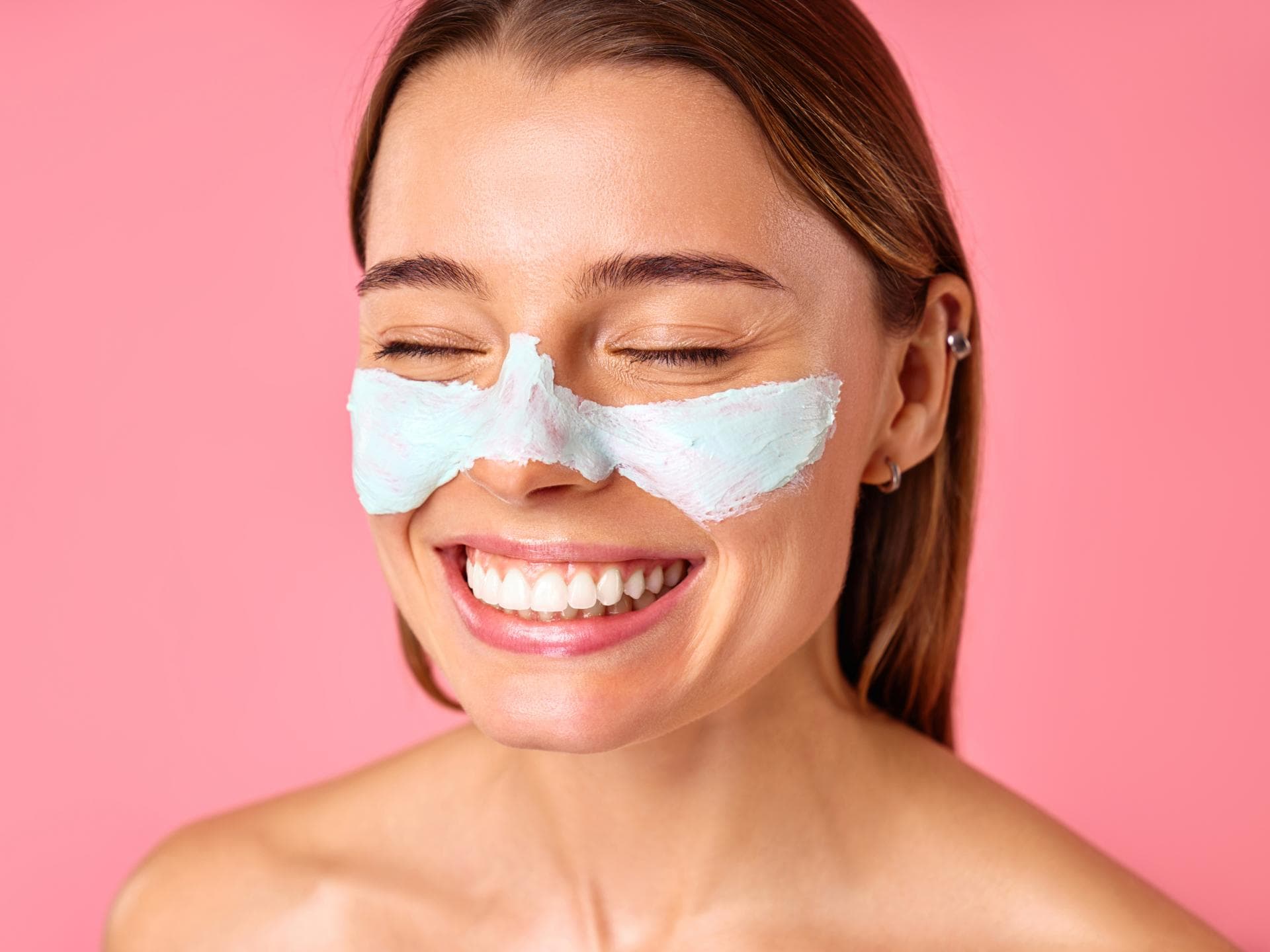 Frau mit Maske auf der Nase Frau mit Maske auf der Nase