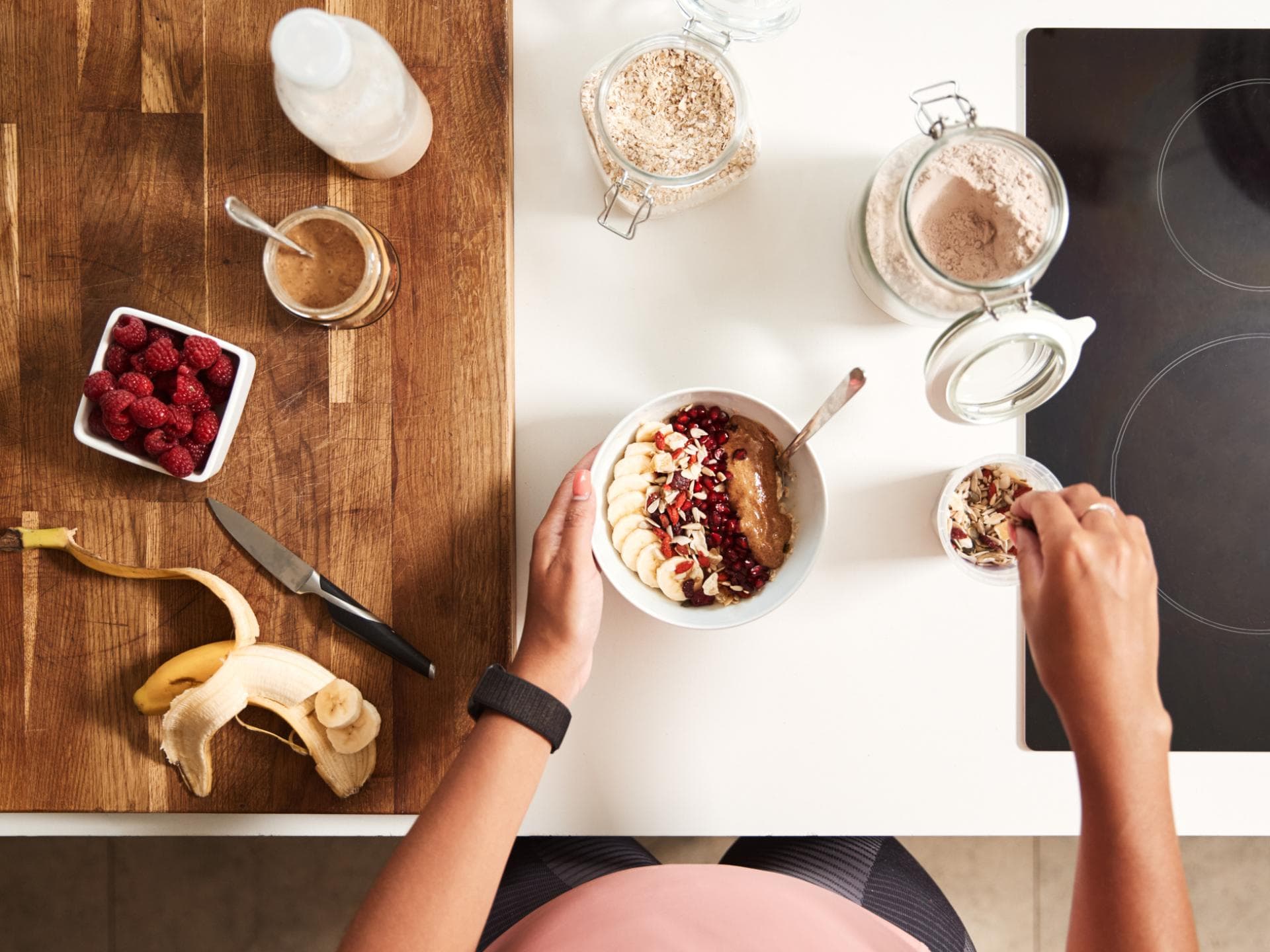 Schüssel mit Porridge und verschiedenen Zutaten in der Küche Schüssel mit Porridge und verschiedenen Zutaten in der Küche