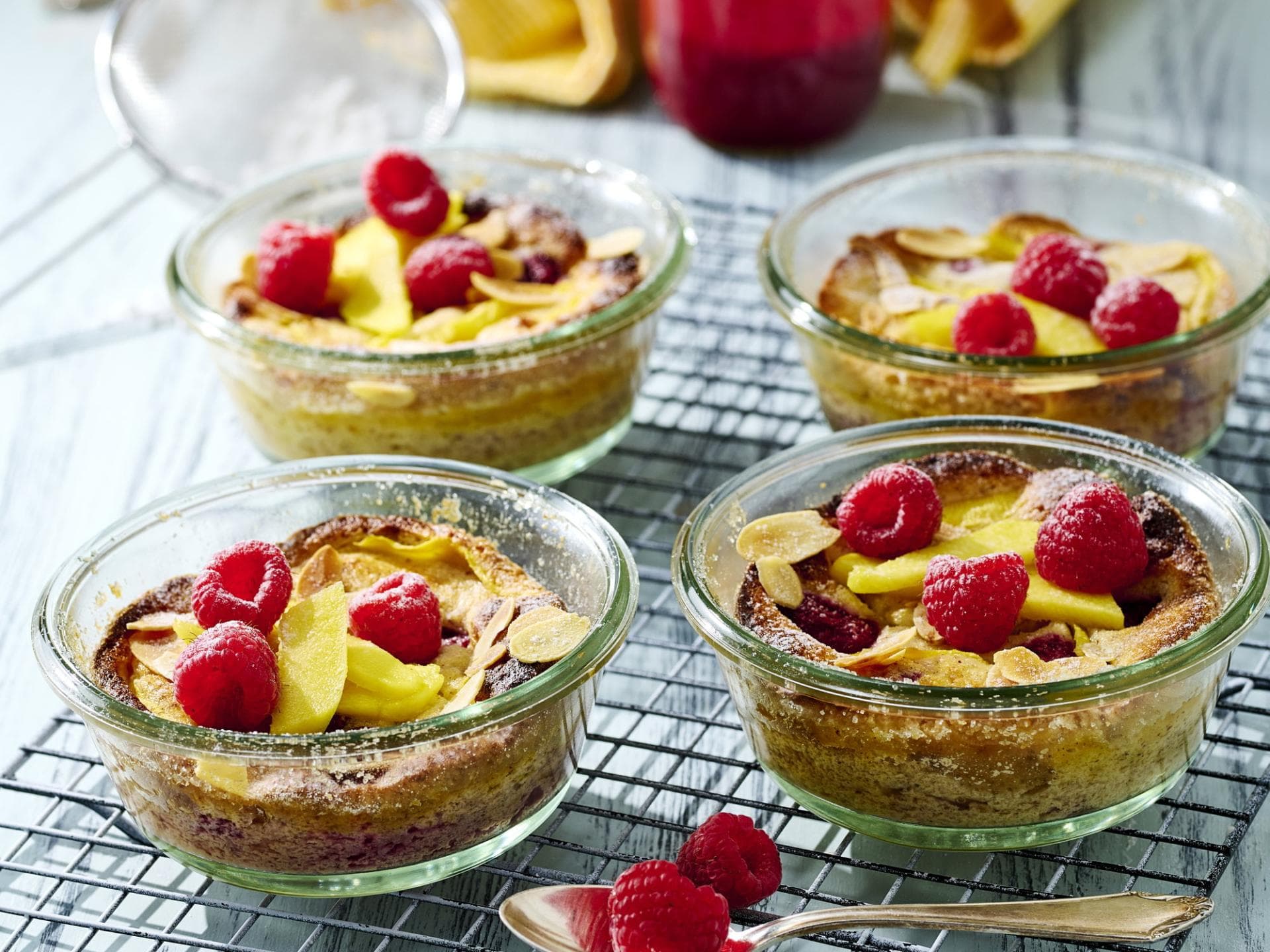 Ricotta-Auflauf mit Mango und Himbeeren 