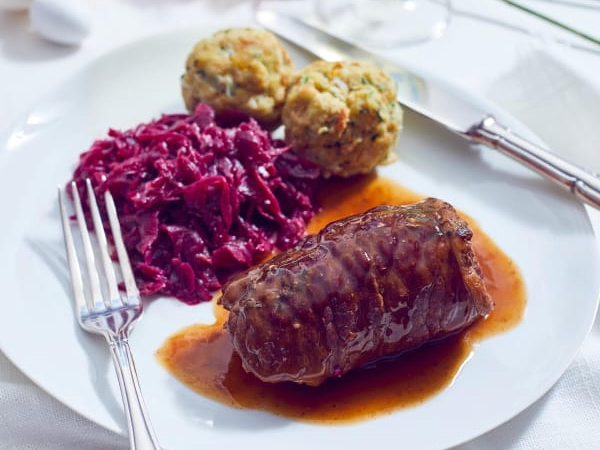 Rinderrouladen mit Knödeln und Rotkohl 