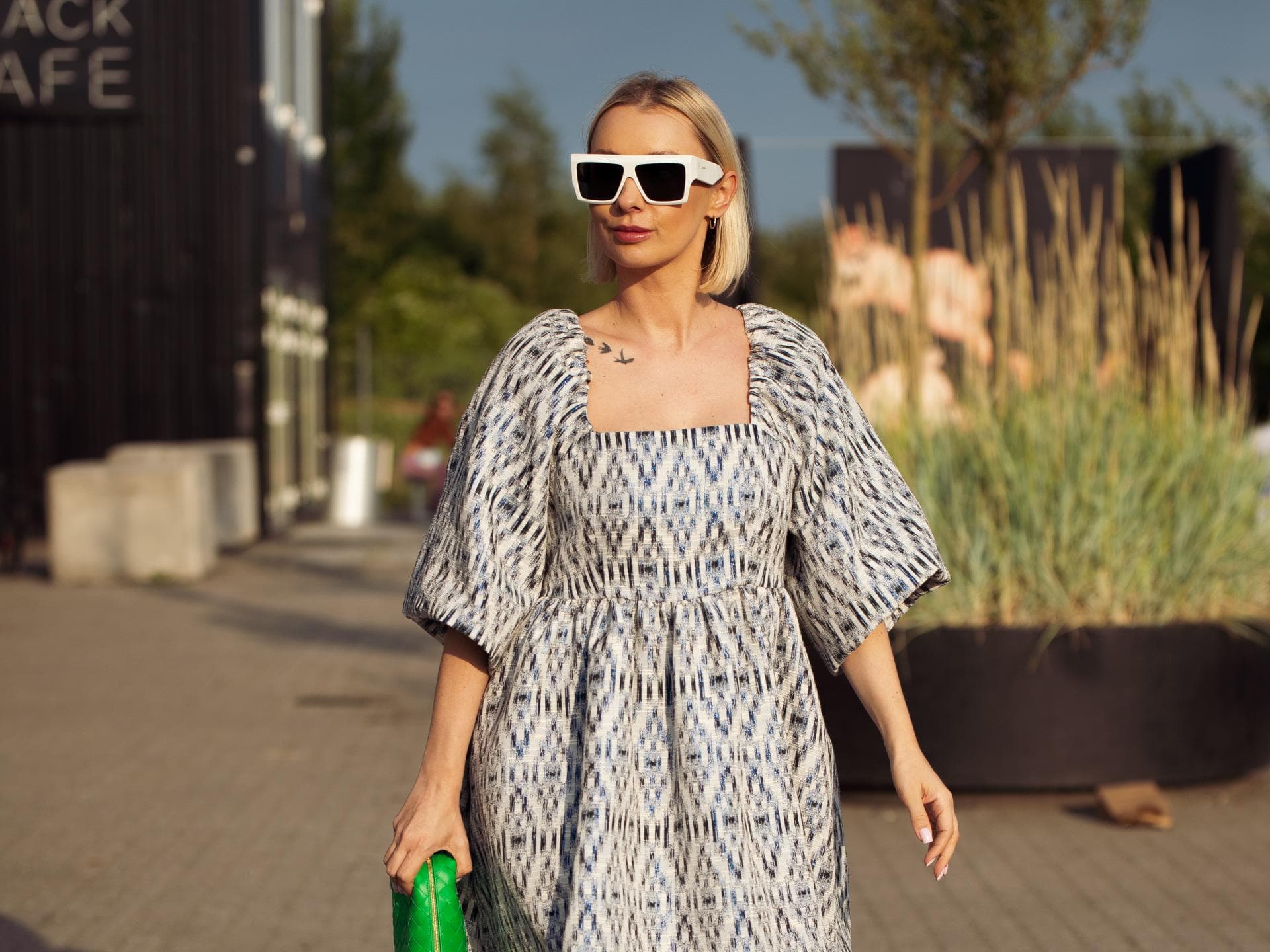 Justyna Czerniak in einem gesmokten Kleid