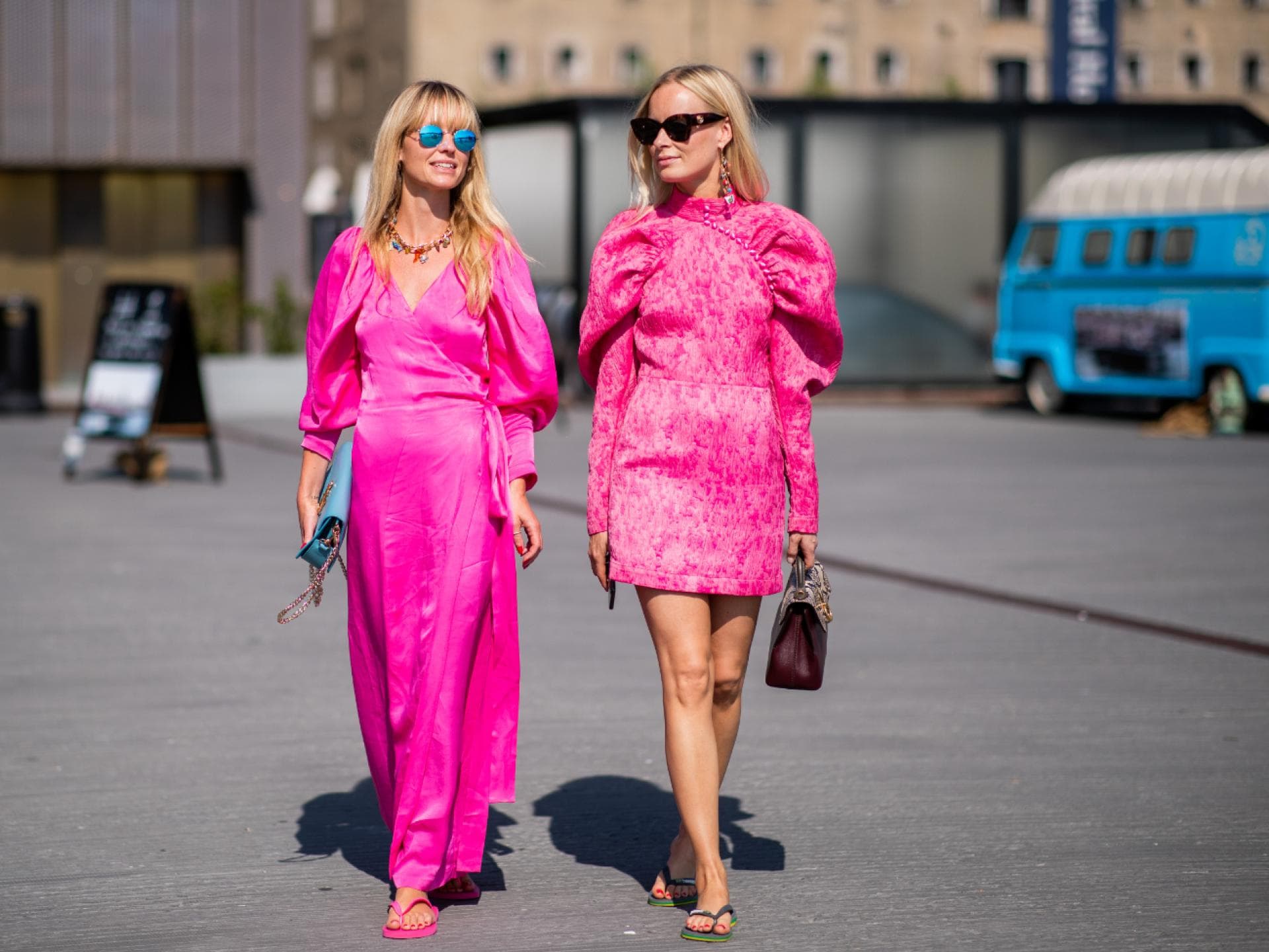 Streetstyle von Jeanette Madsen und Thora Valdimars in Kleidern und Flip-Flops