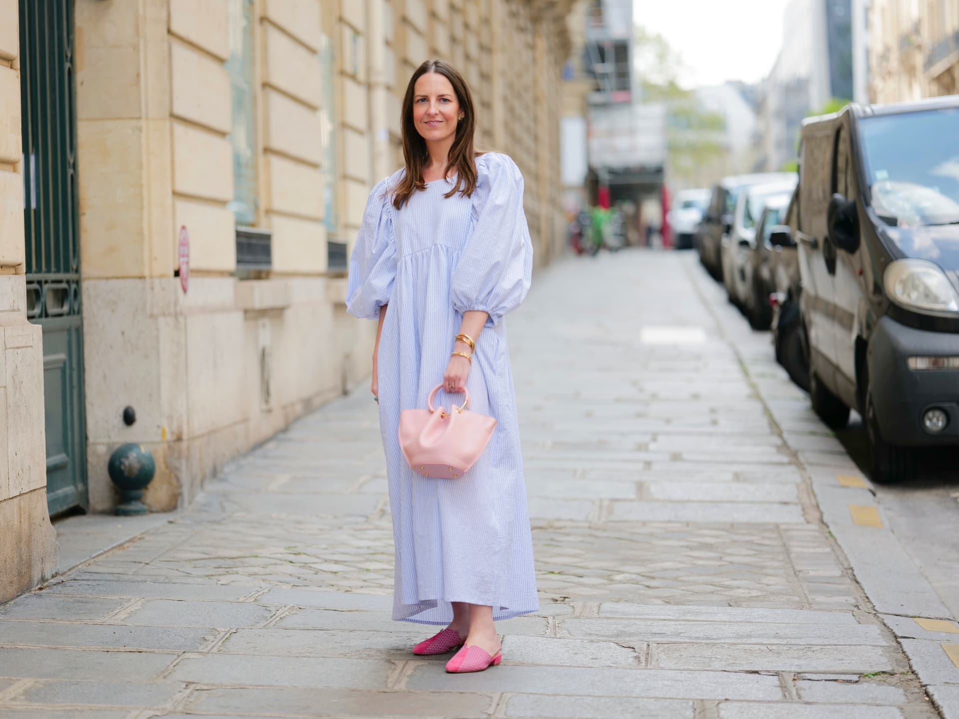 Streetstyle von Alba Garavito Torre mit langem Kleid und Mules