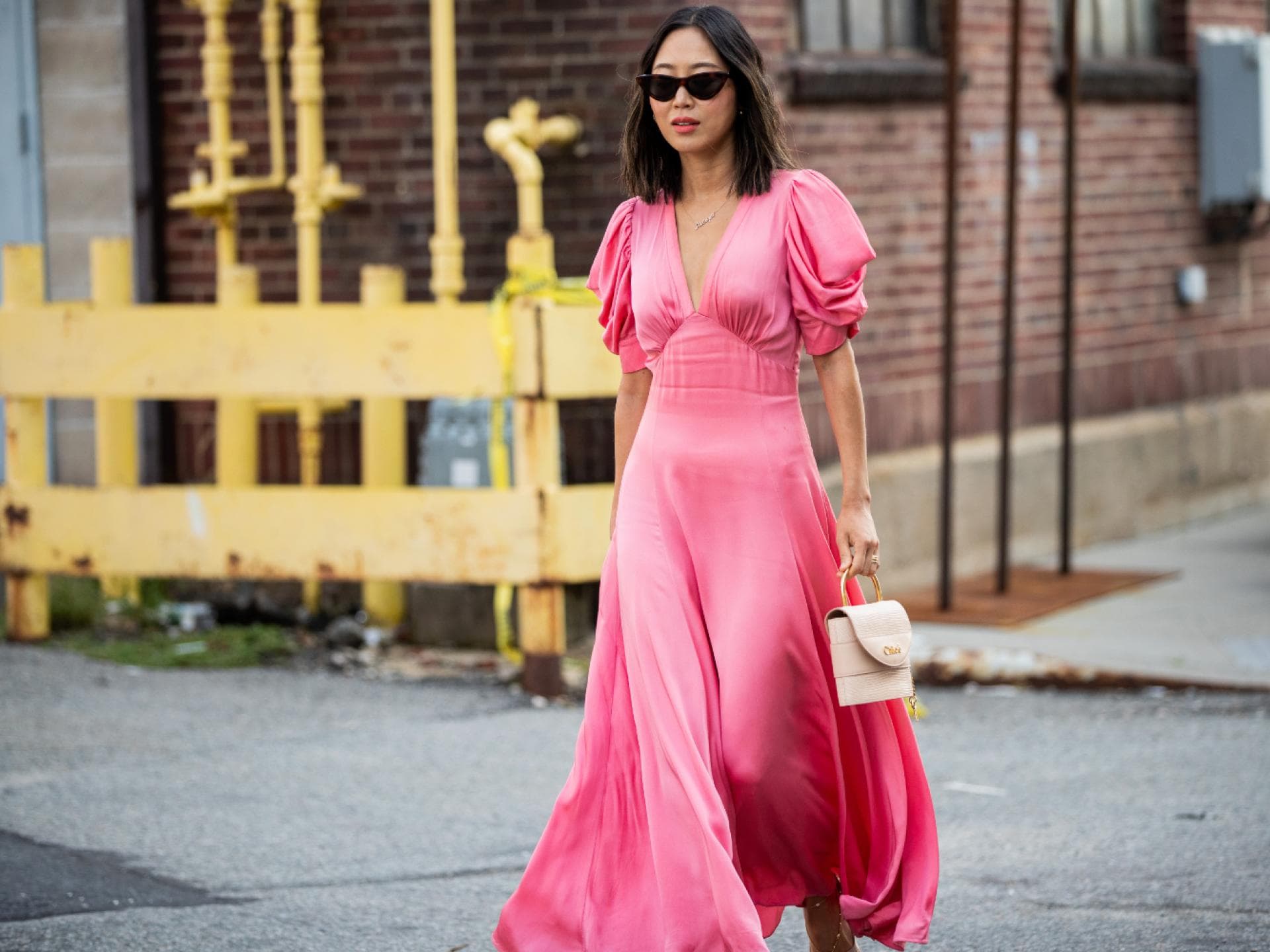 Streetstyle von Aimee Song mit langem Kleid