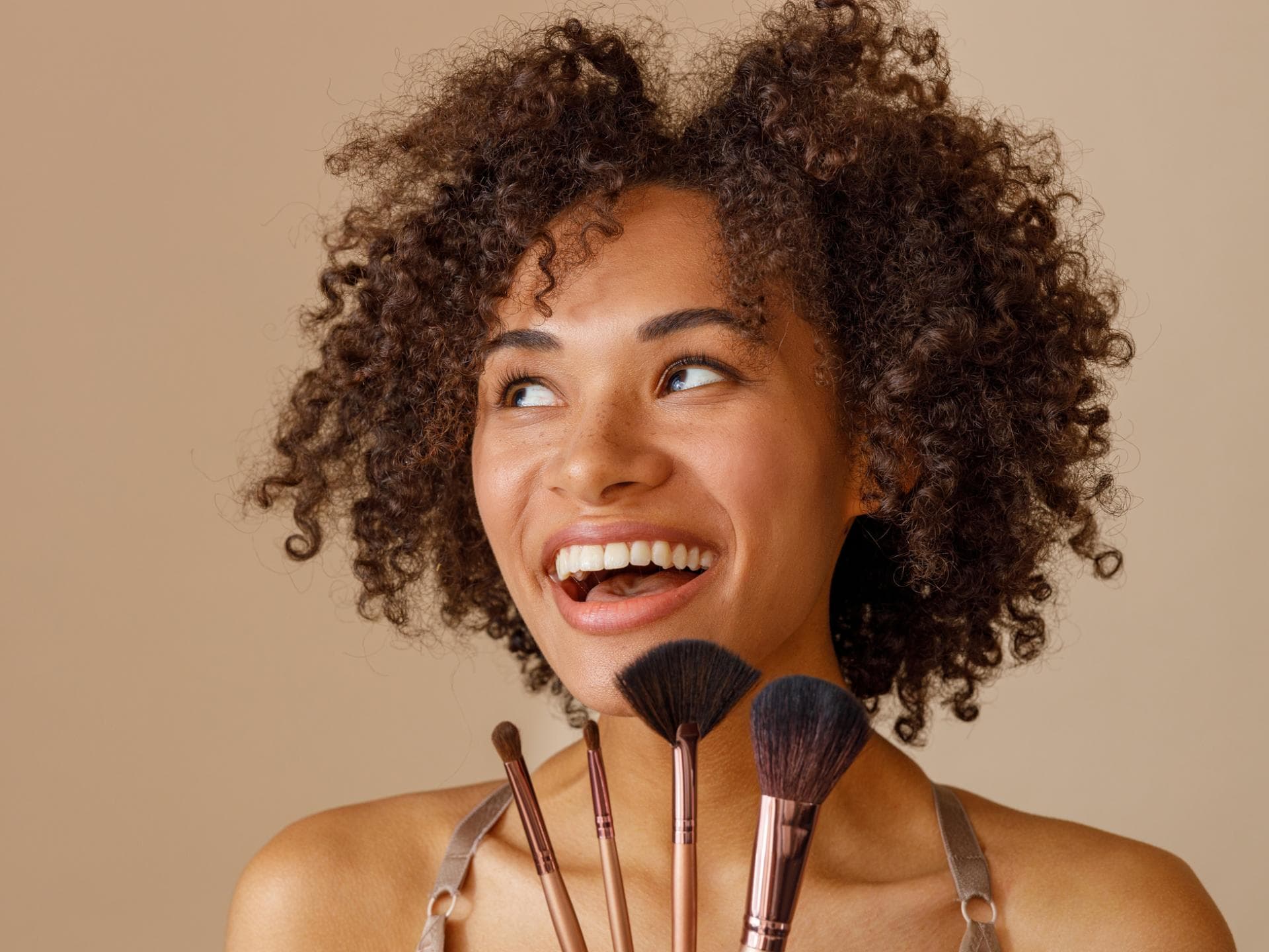 Beste Make-up-Pinsel Frau hält Make-up-Pinsel in der Hand