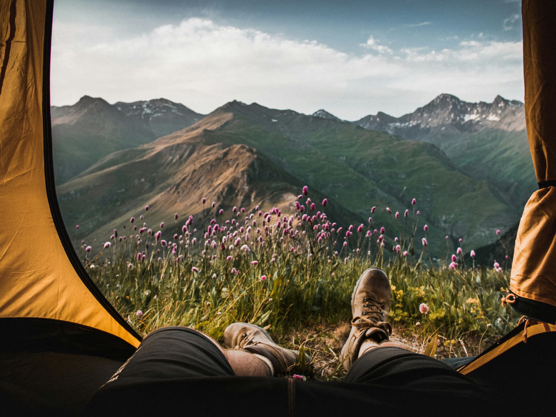 Europa hält viele schöne Camping-Geheimtipps bereit. Ein Mann auf einem Campigplätz in den Bergen