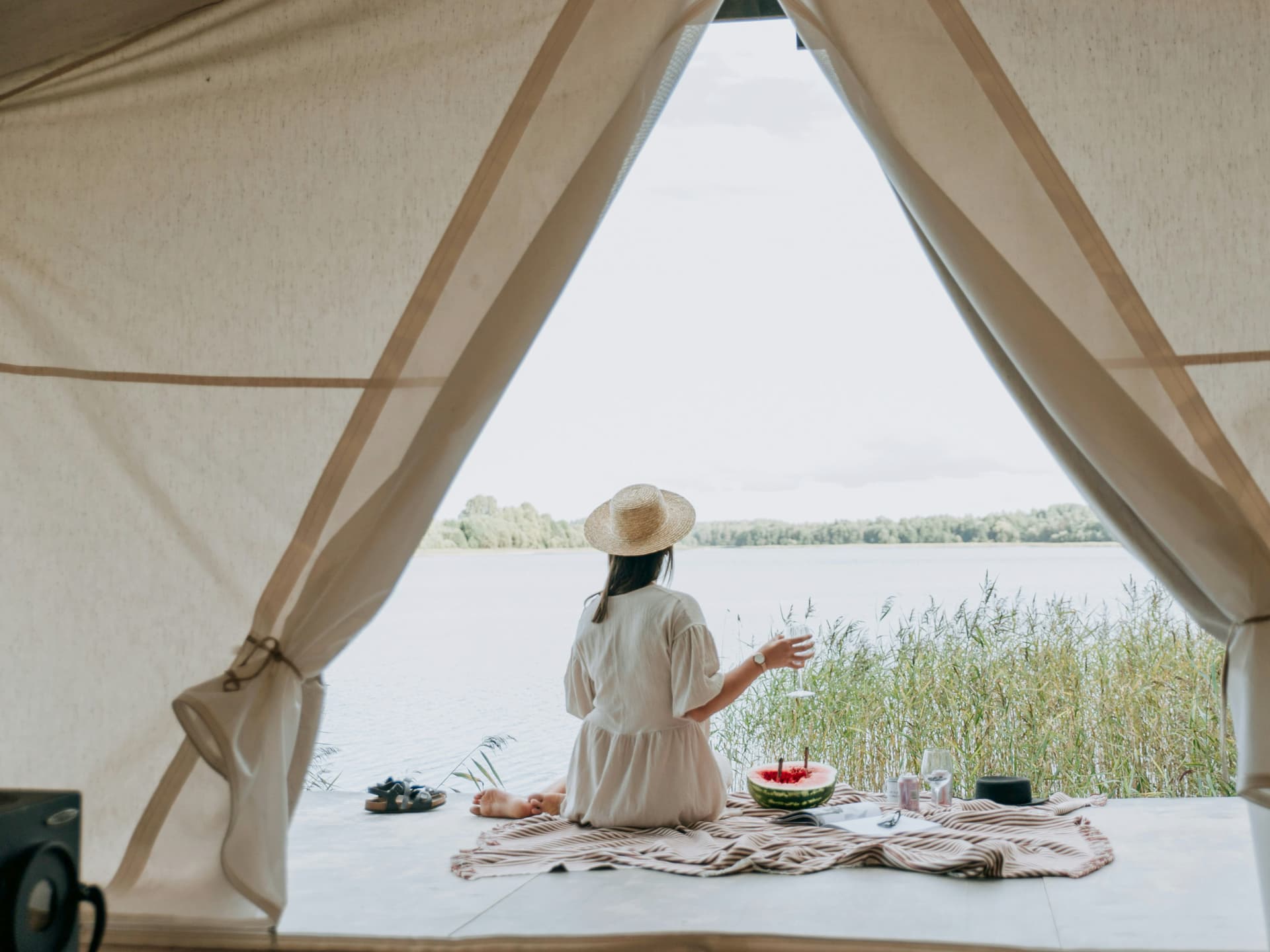 Eine Frau beim Camping