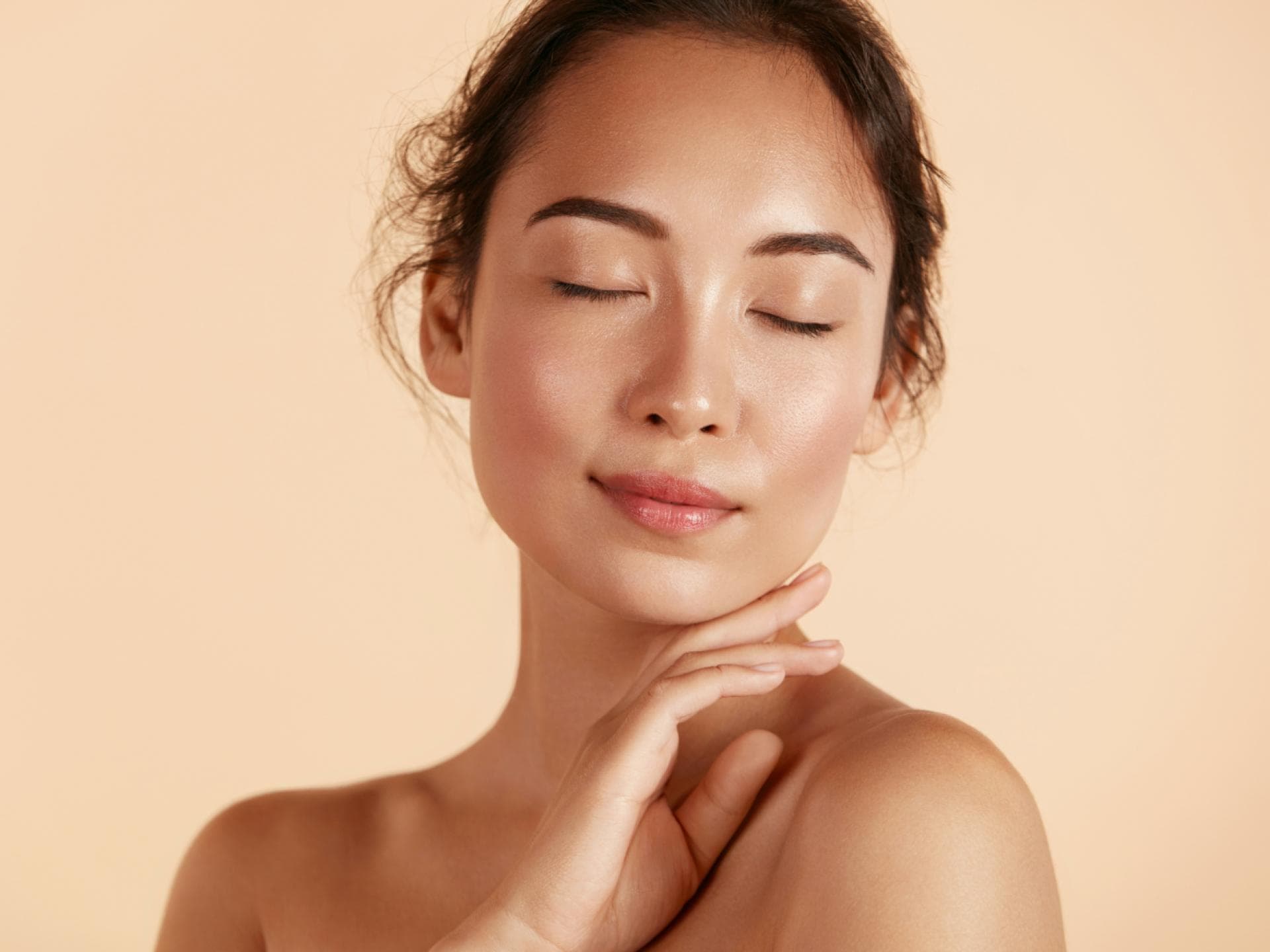 Frau mit Selbstbräuner-Contouring im Gesicht