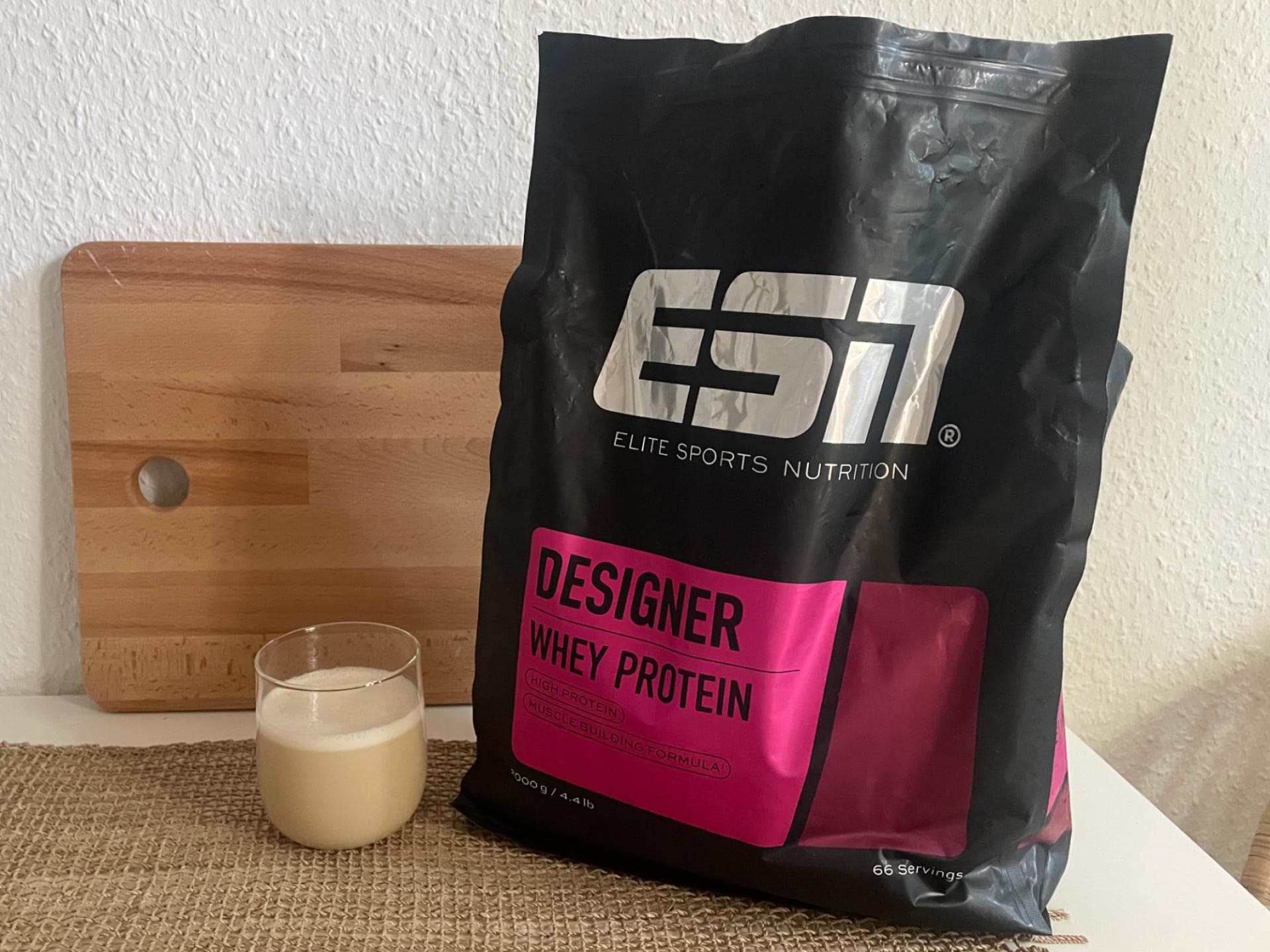 Das Designer Whey von ESN ist für mich das beste Proteinpulver. Designer Whey von ESN im Beutel und im Glas.