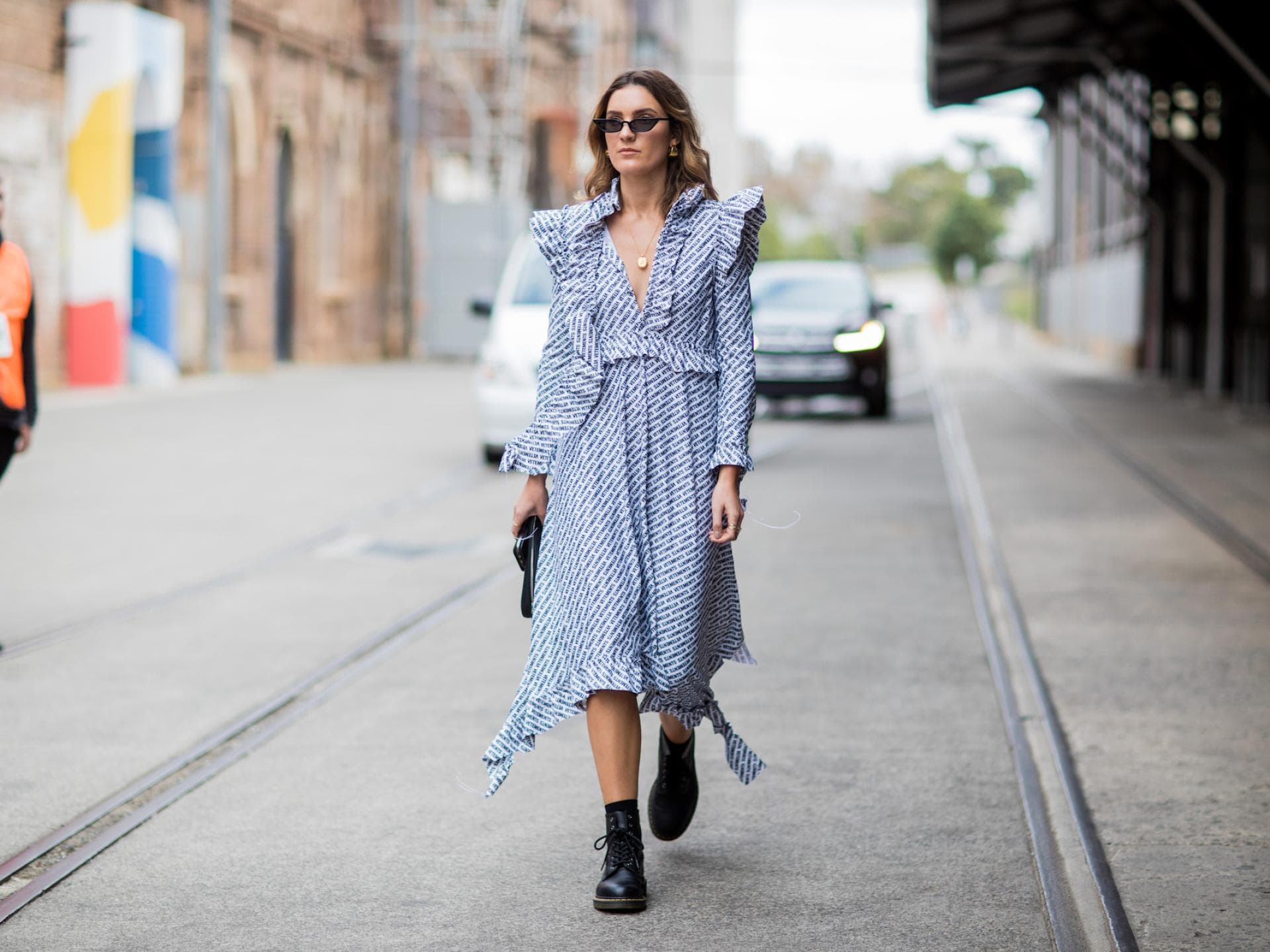 Dr. Martens können im Sommer mit einem Maxikleid kombiniert werden. Frau mit Sonnenbrille, Maxikleid und Dr. Martens