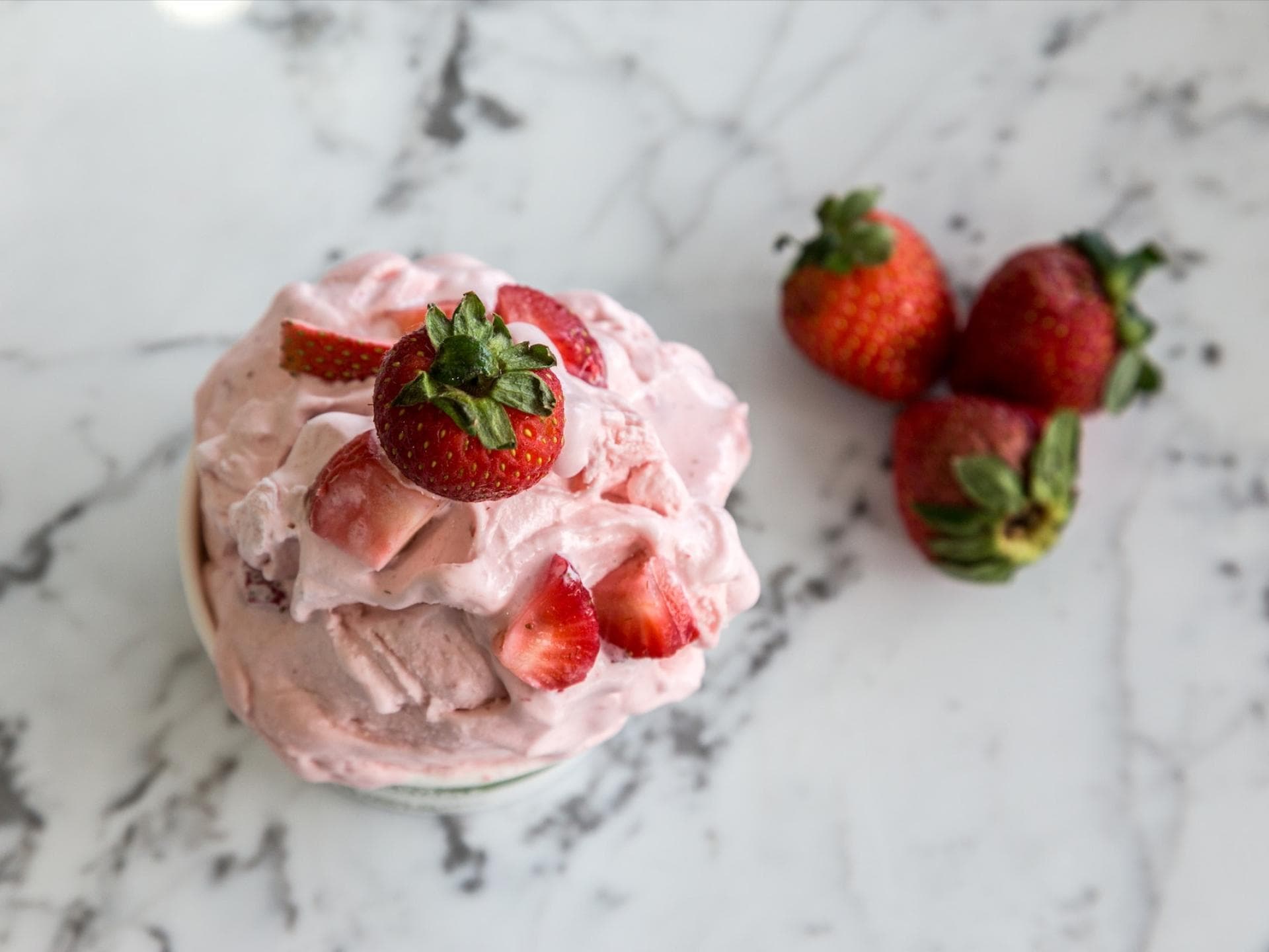 Erdbeereis mit Erdbeeren