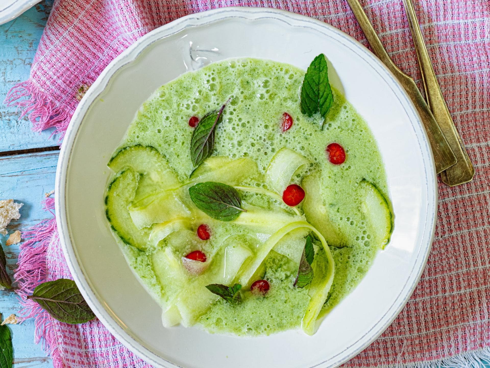 Rezept für eine kalte Gurkensuppe Kalte Gurkensuppe mit Ayran und Minze