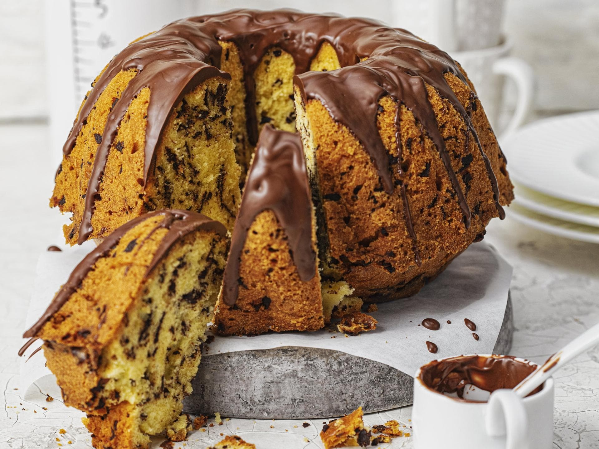 Napfkuchen mit Schokolade angeschnitten