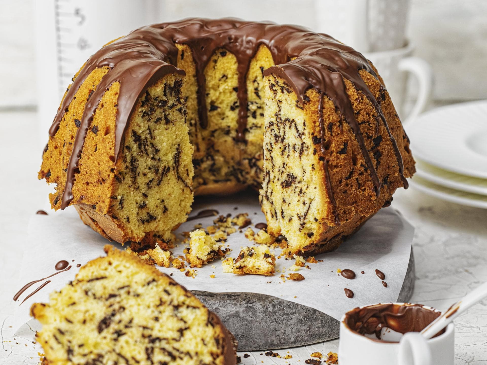 Zuckerfreier Napfkuchen mit Schokolade aufgeschnitten
