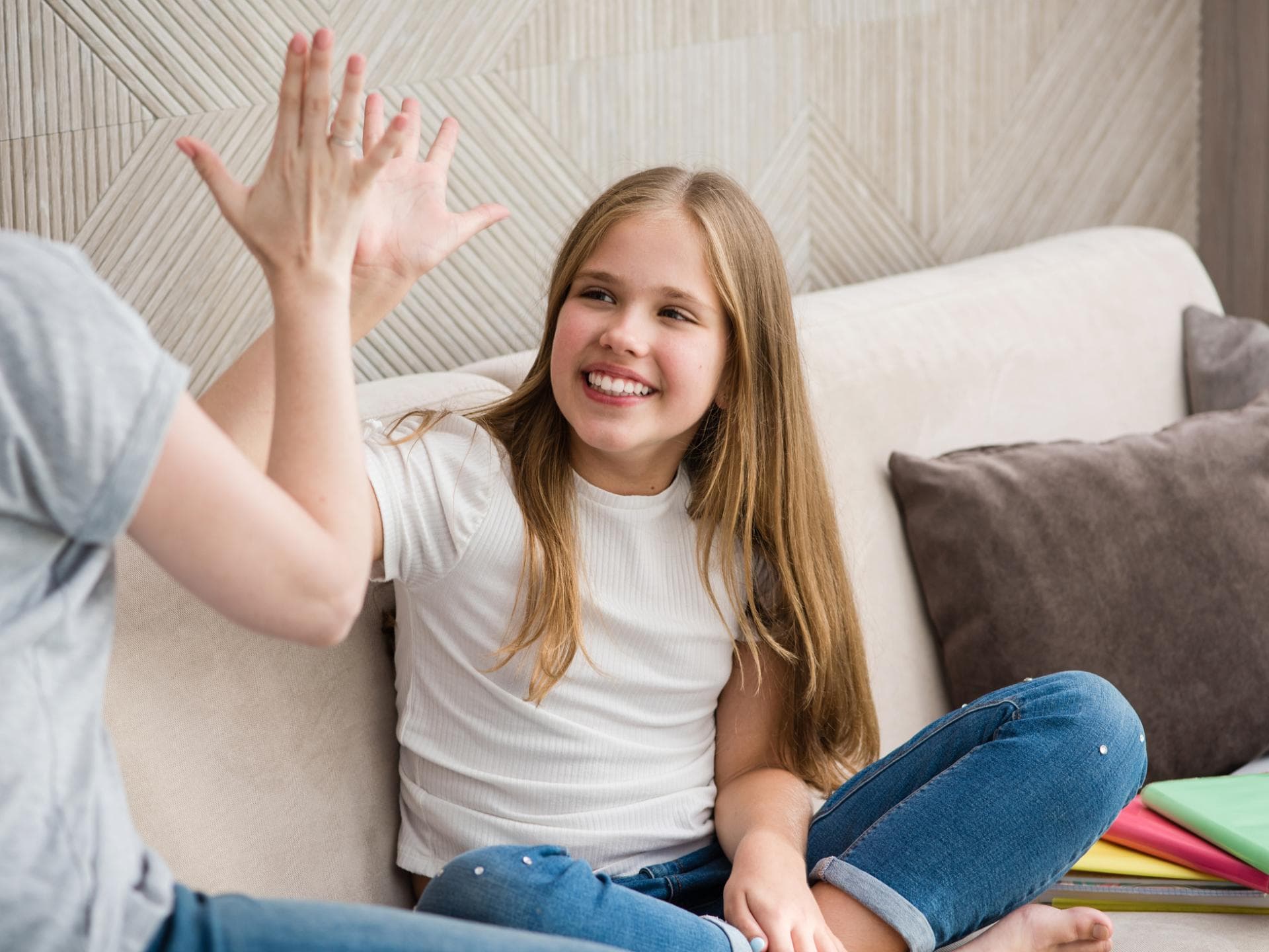 In der weiterführenden Schule werden die Hausaufgaben komplexer – und Kinder benötigen wieder mehr Unterstützung von den Eltern. 