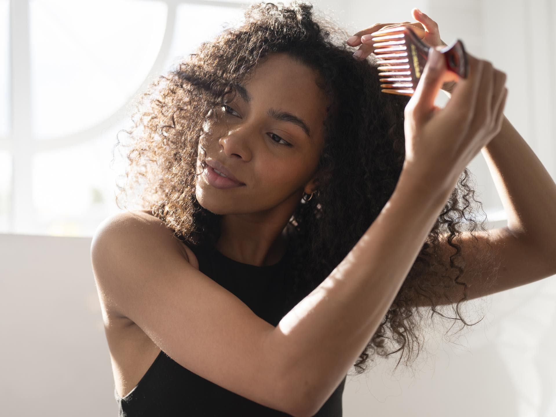 Frau kämmt Locken