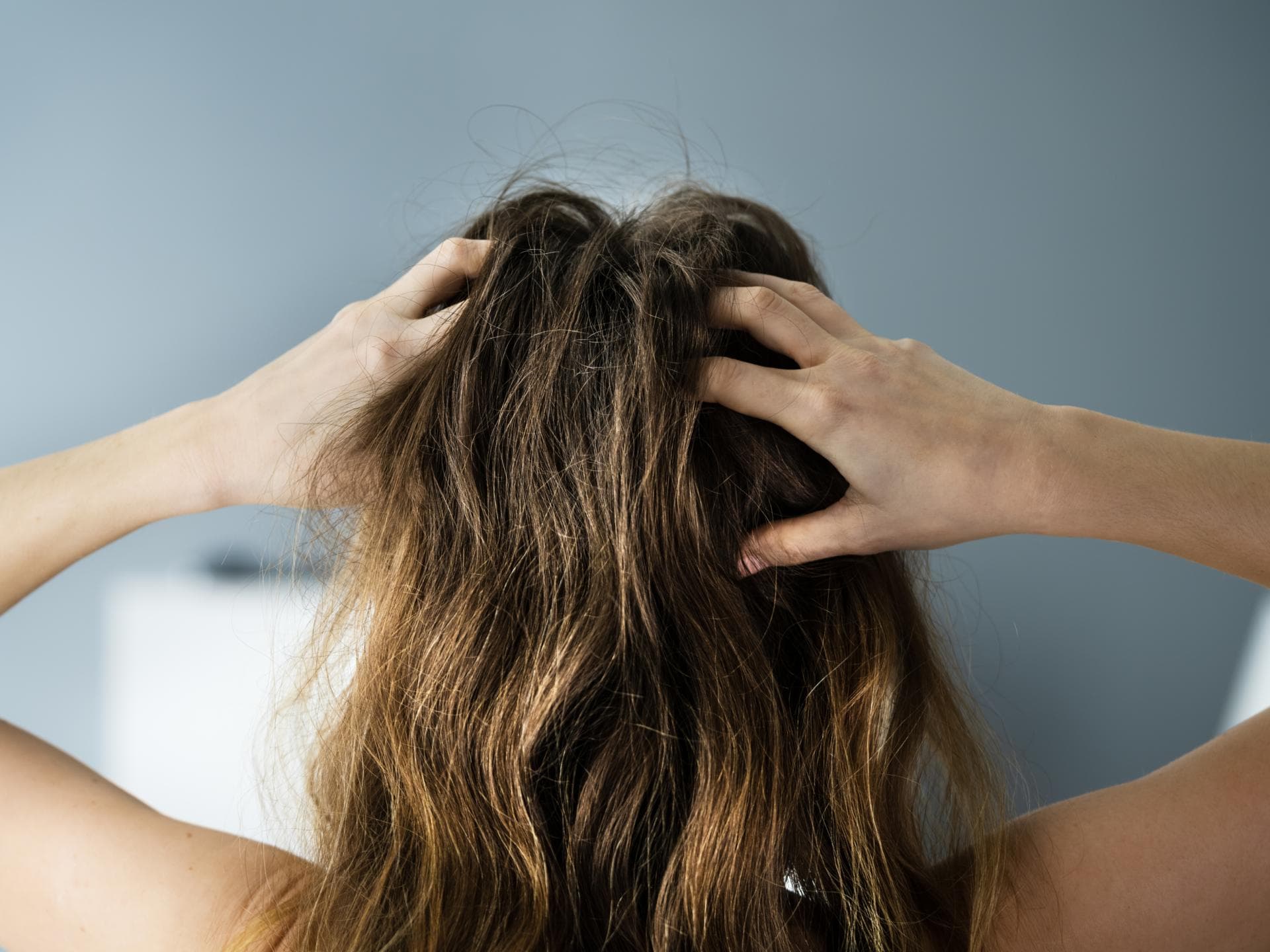 Frau mit abgebrochenen Haaren