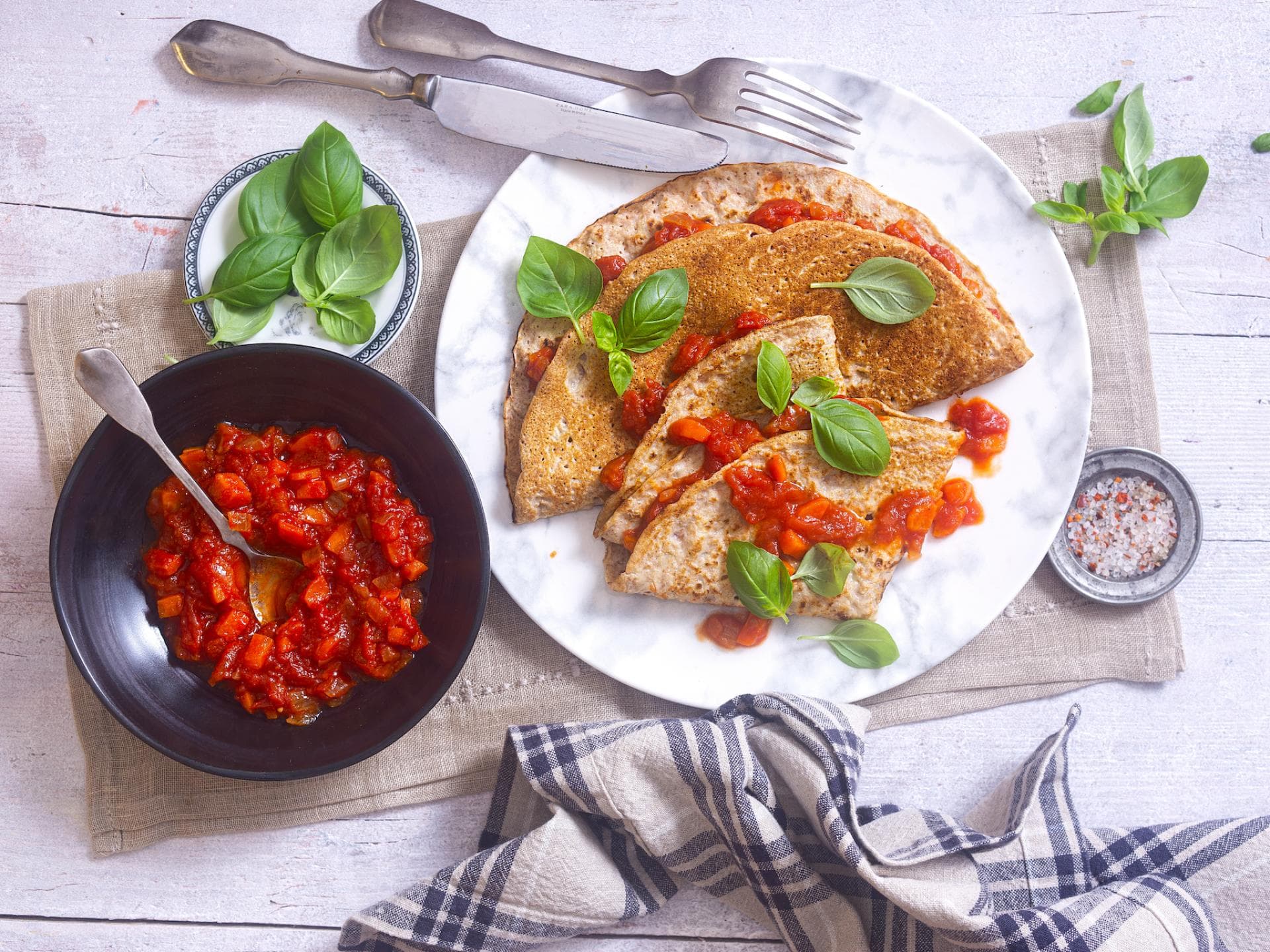 Haferpfannkuchen mit Tomatensauce 