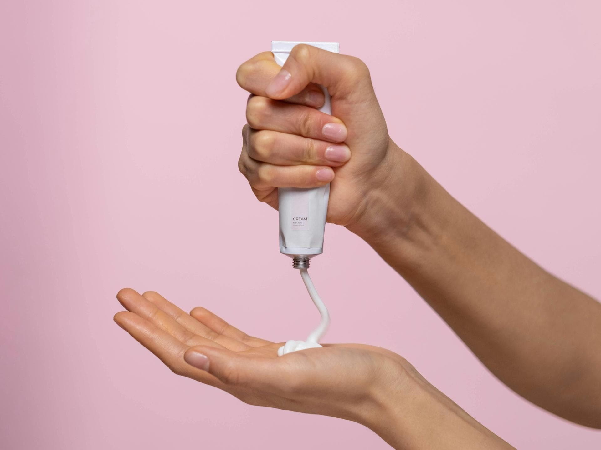Handcremes mit Anti-Aging-Wirkstoffen helfen gegen Altersflecken. Hände mit Handcreme