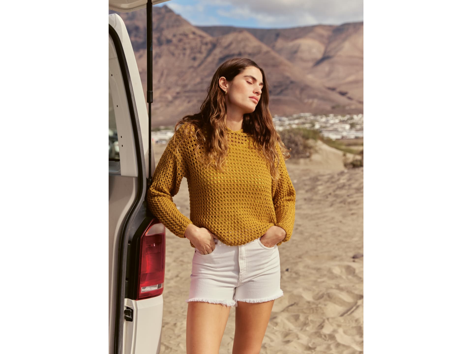 Model in gestricktem Kapuzenpullover von Lana Grossa