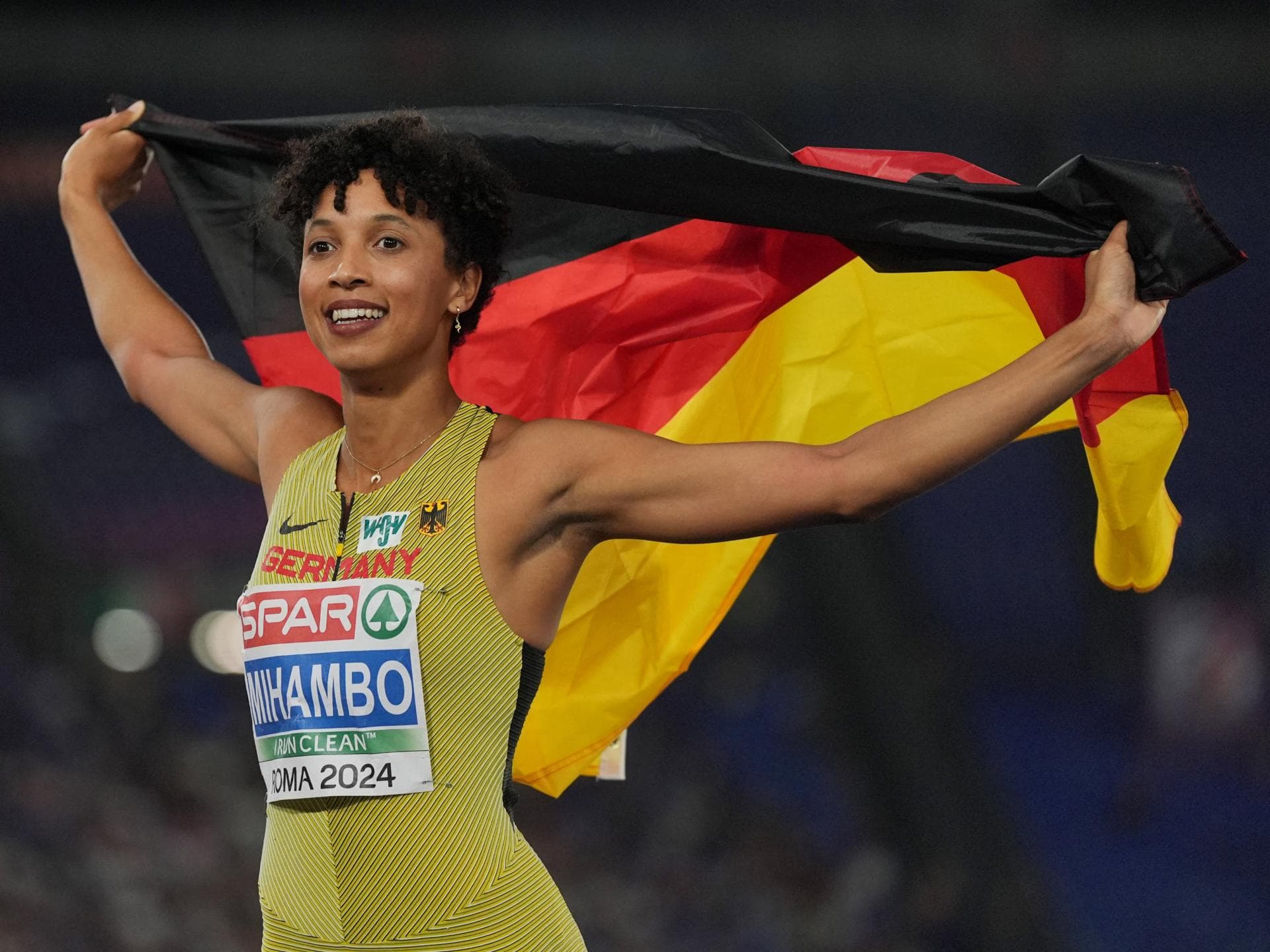 Malaika Mihambo hält die Deutschland-Flagge.
