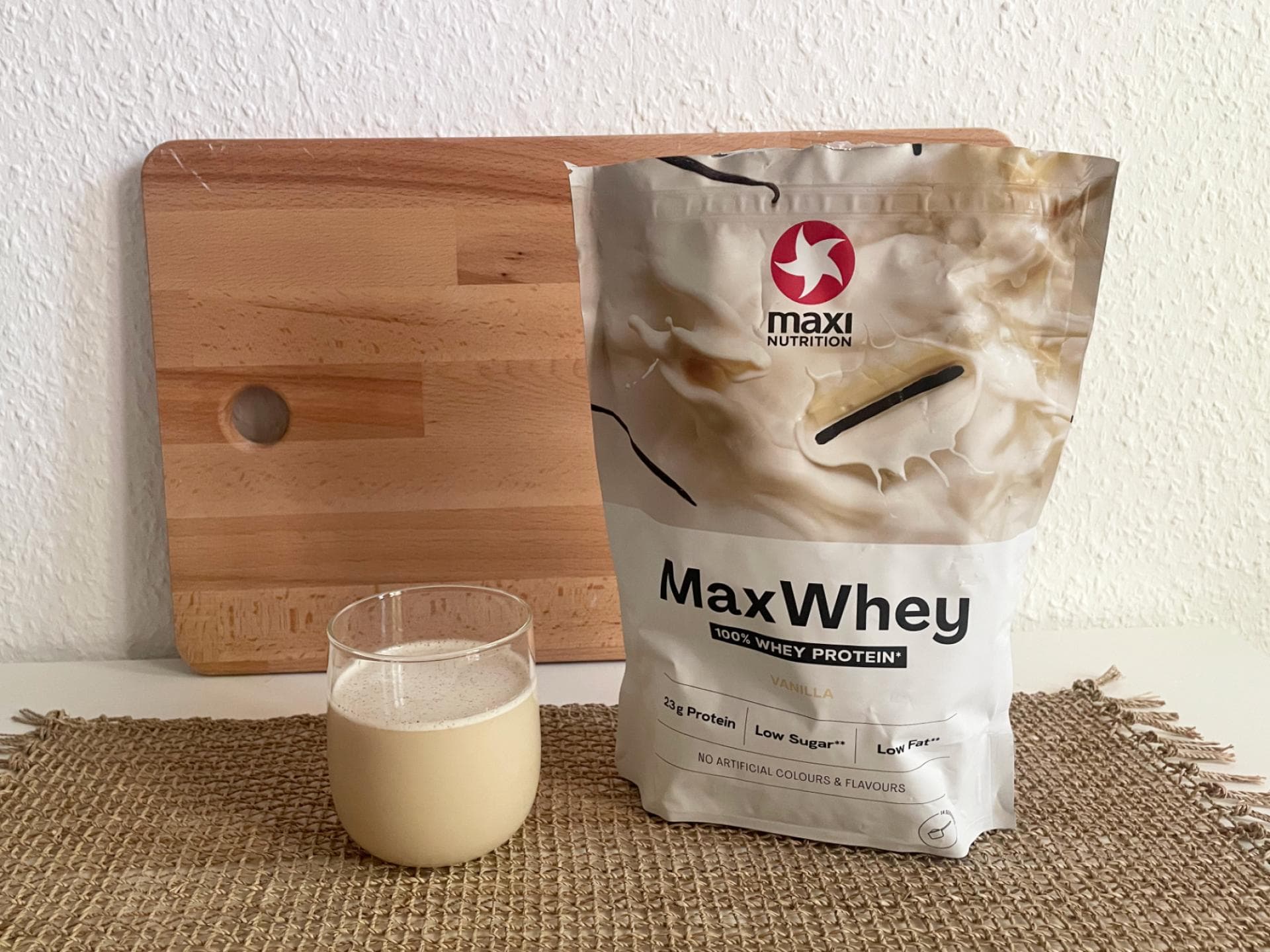Das MaxWhey von Maxi Nutrition ist besonders günstig. MaxWhey von Maxi Nutrition im Beutel und im Glas.