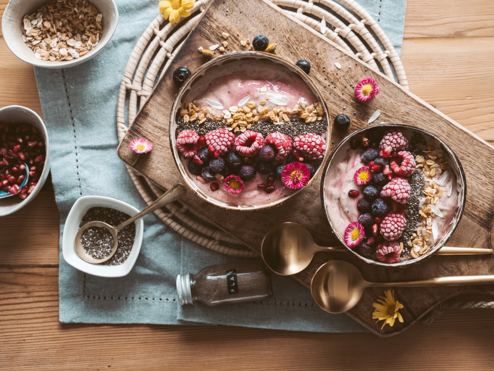 Nachtisch mit Haferflocken - fruchtige Smoothie Bowl mit Haferflocken