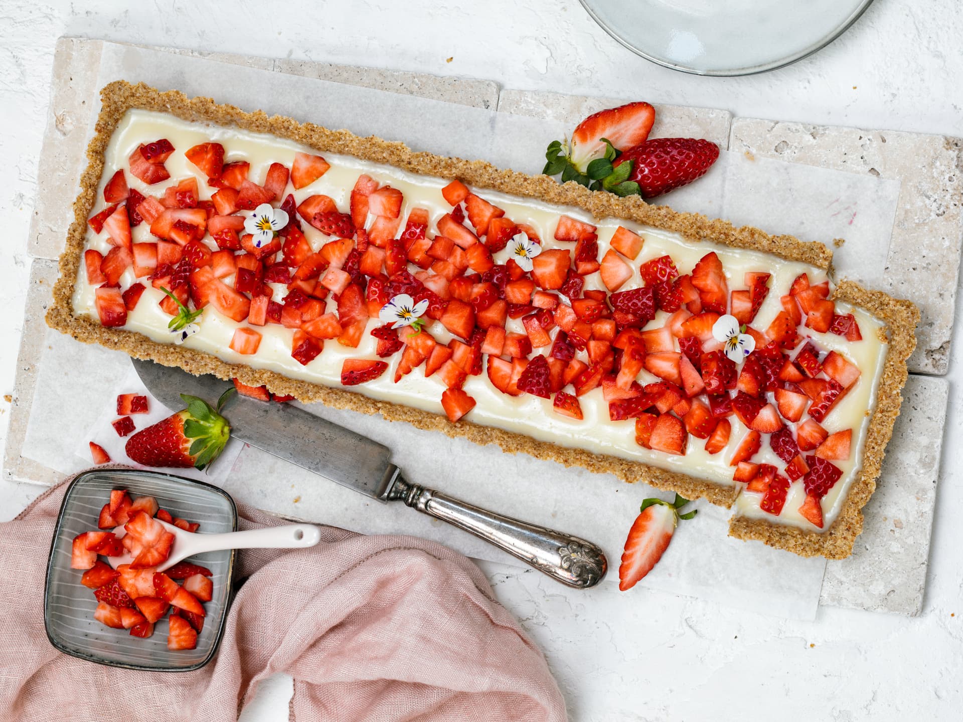Nachtisch mit Haferflocken - Erdbeer-Tarte mit Haferflocken und weißer Schokolade