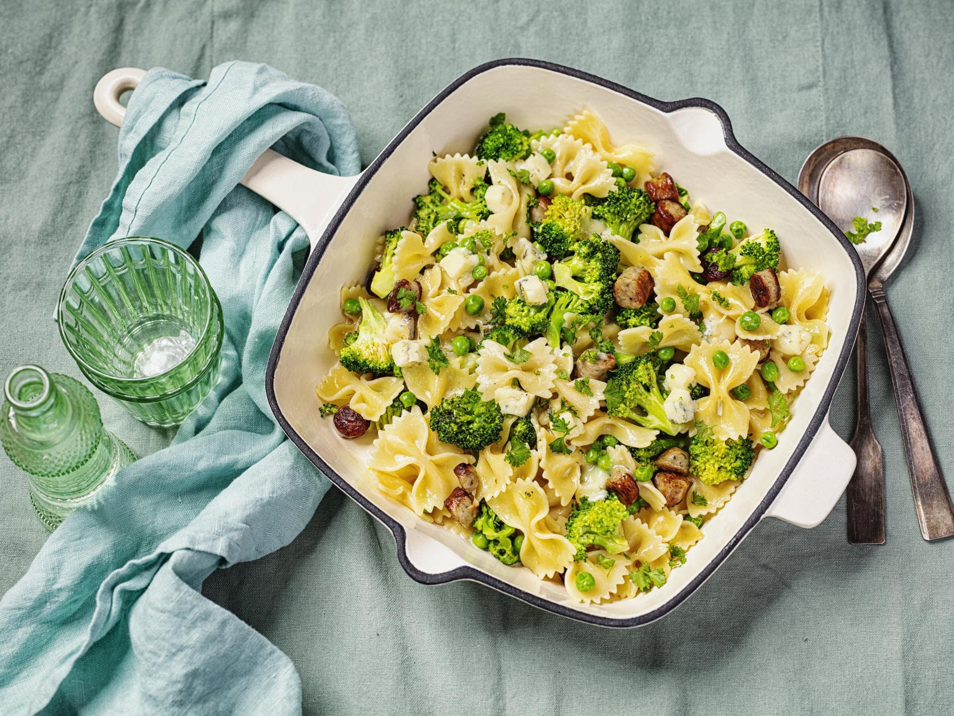 Nudelpfanne mit Bratwürstchen und Gorgonzola 