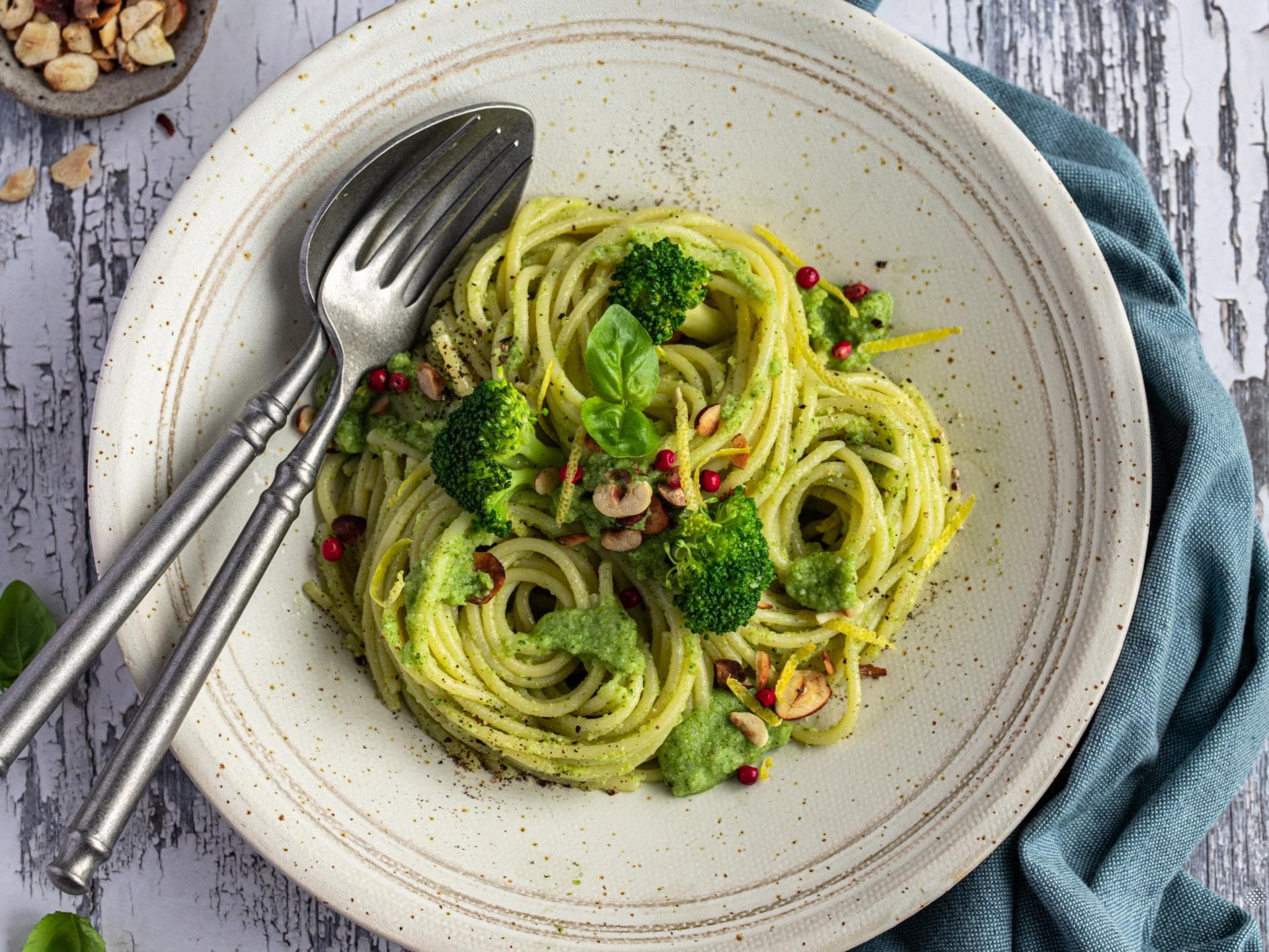 Pasta mit Brokkoli-Nuss-Pesto 