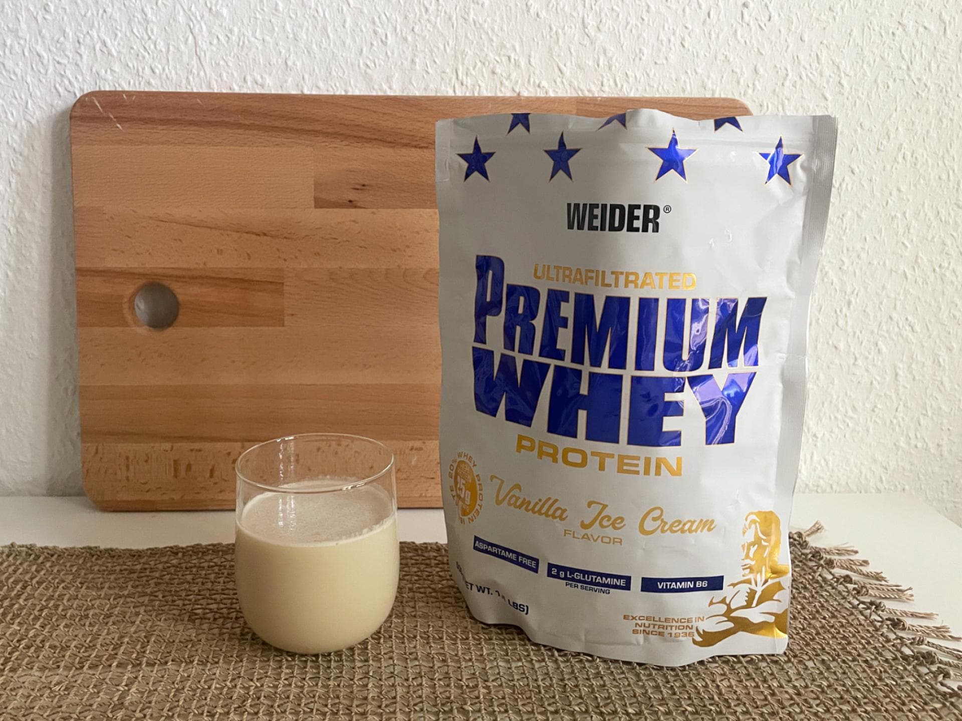Das Premium Whey von Weider überzeugt vor allem mit den Nährwerten. Premium Whey von Weider im Beutel und im Glas.