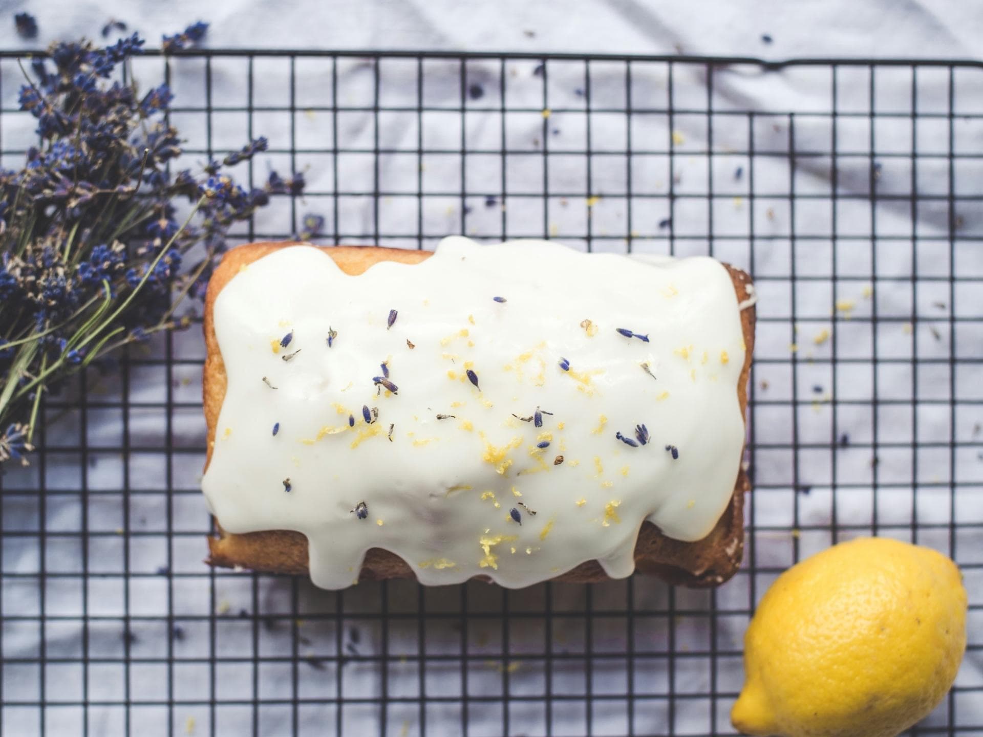 Kuchen mit Guss auf einem Blech