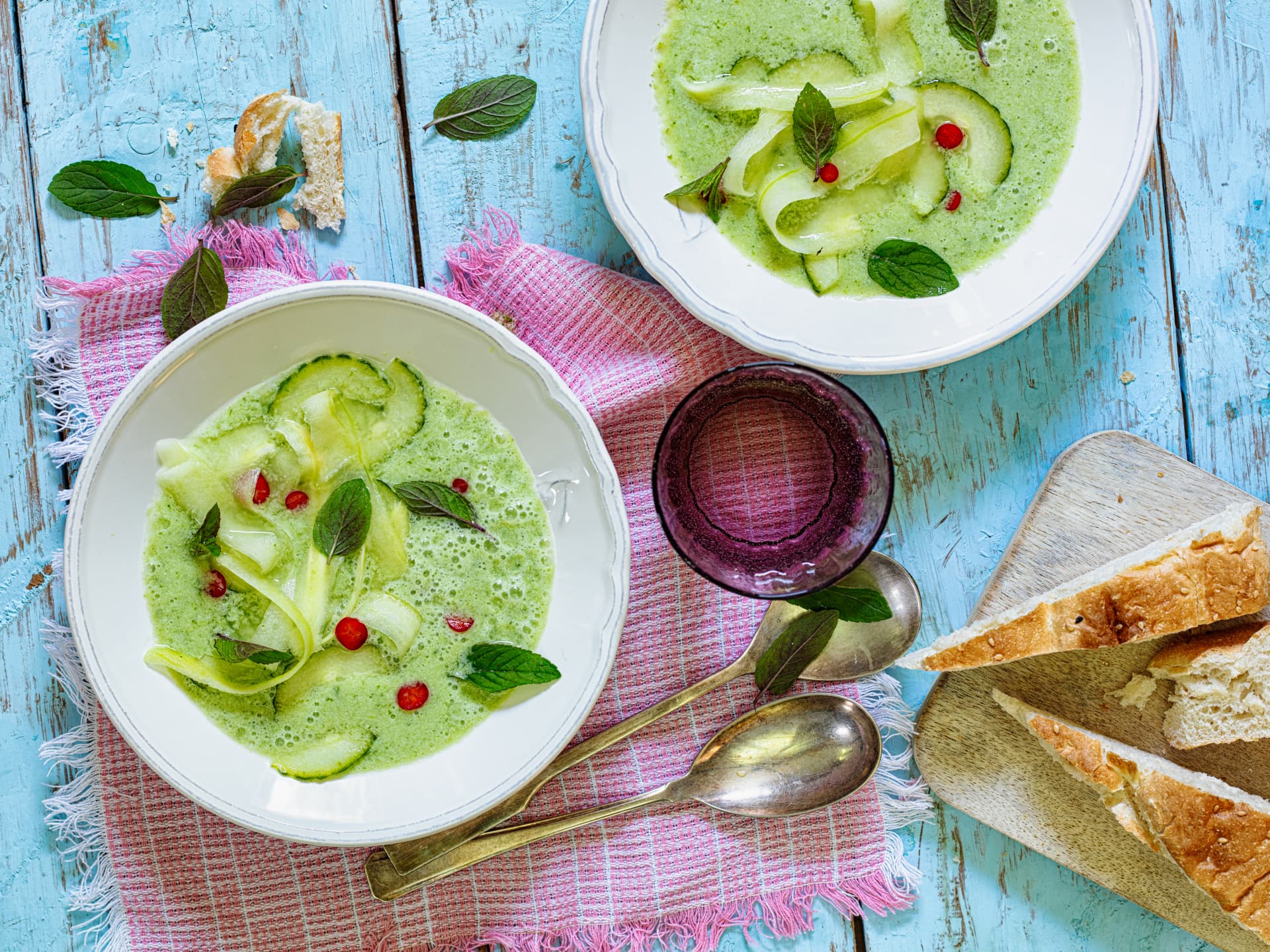 Rezept unter 500 kcal für eine kalte Gurkensuppe