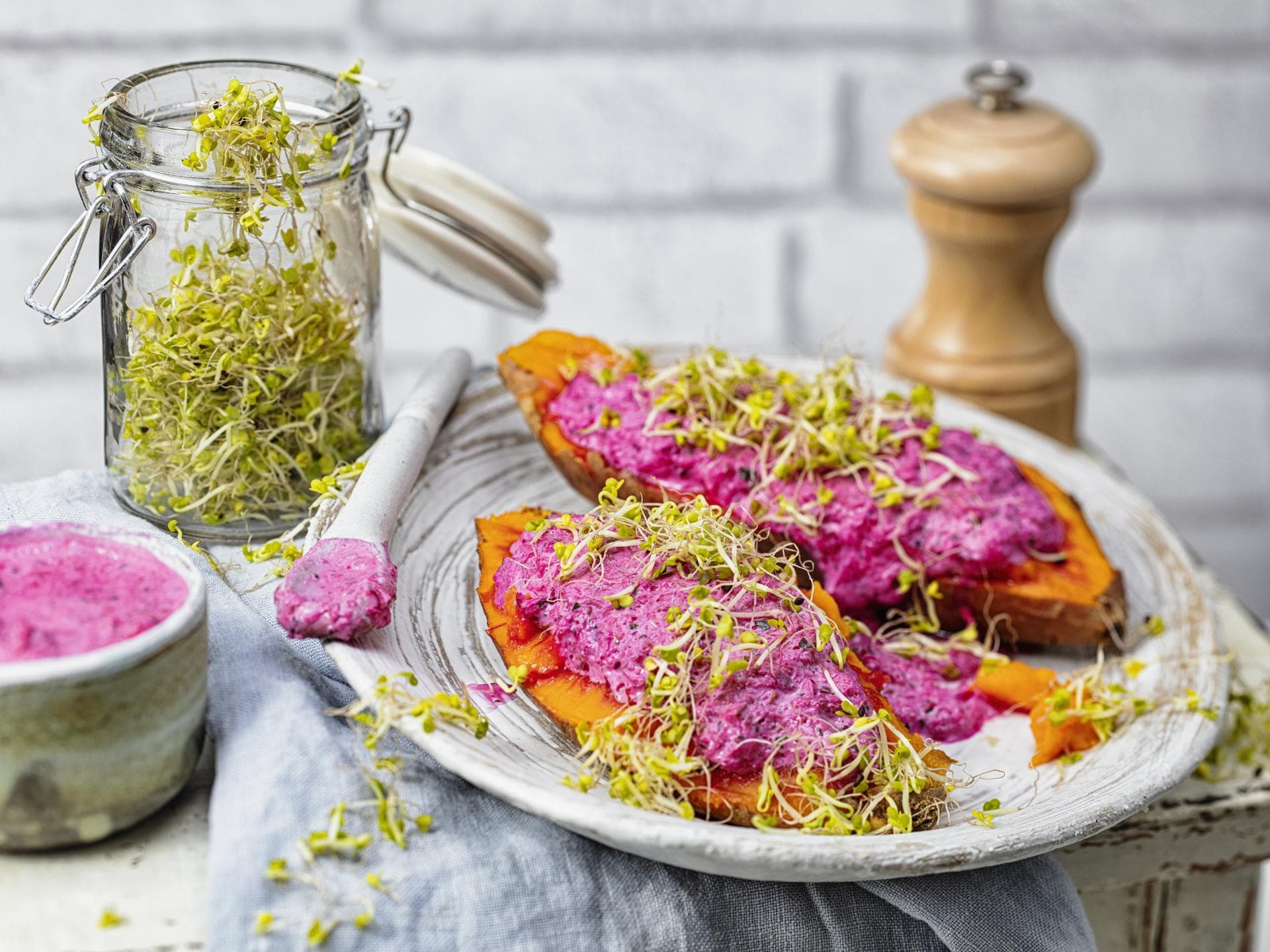 Rezept unter 500 kcal für Süßkartoffel-Kumpir mit Birnen-Ziegenkäse-Füllung