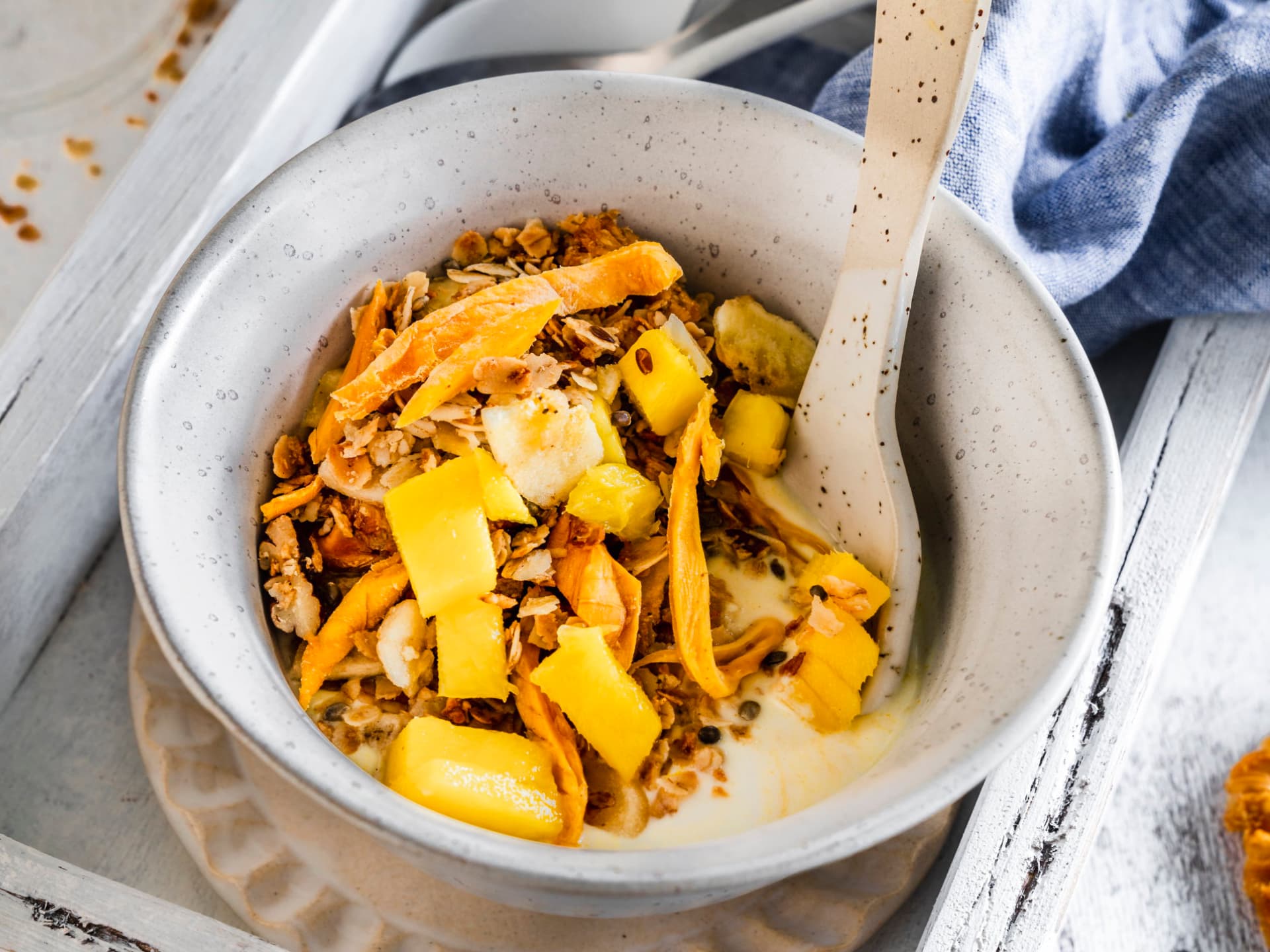 Rezept unter 500 kcal für tropisches Granola mit Kurkuma-Tonka-Joghurt