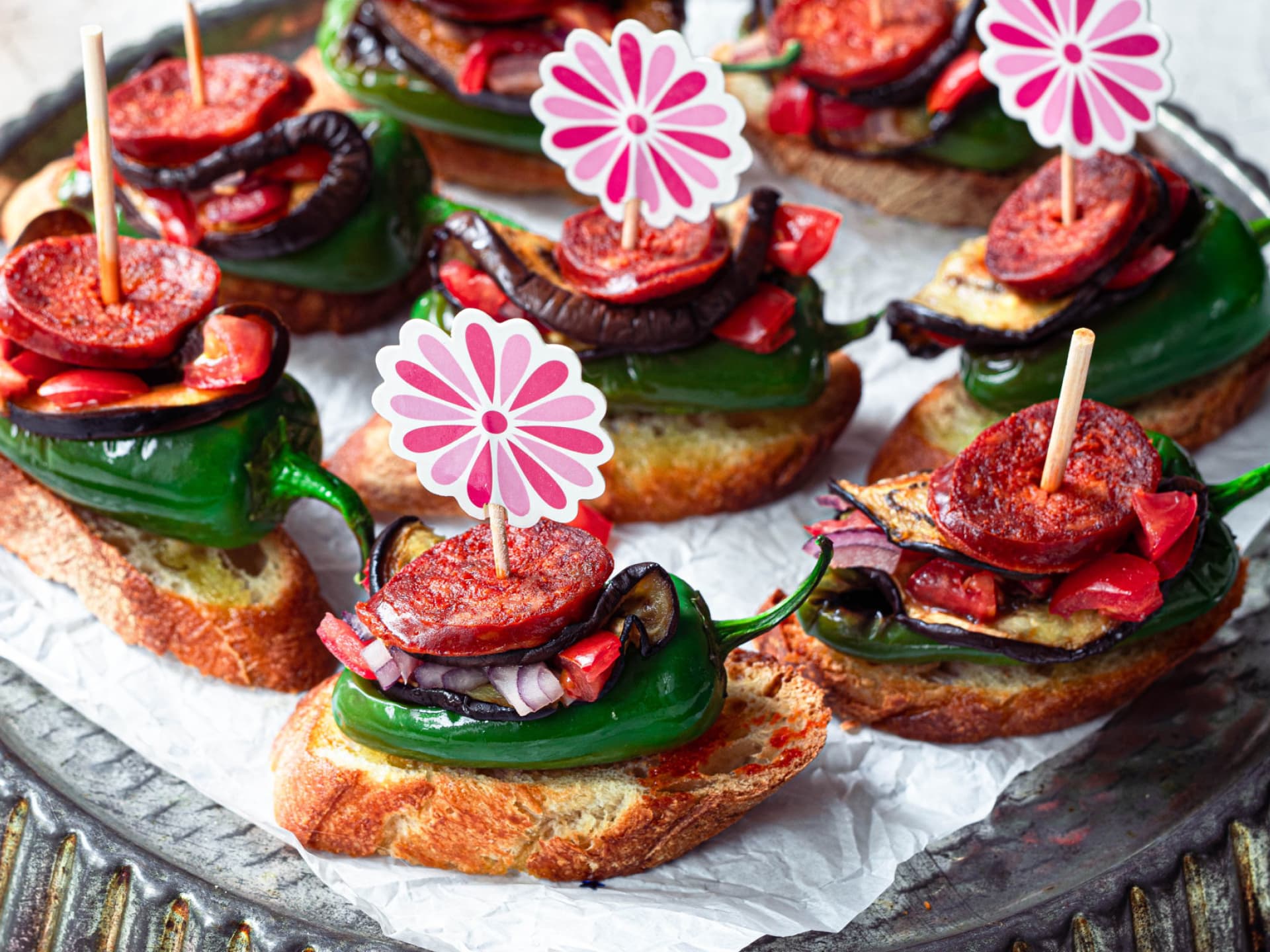 Schnelle Picknick-Idee für Auberginen-Tapas mit Chorizo und Pimientos