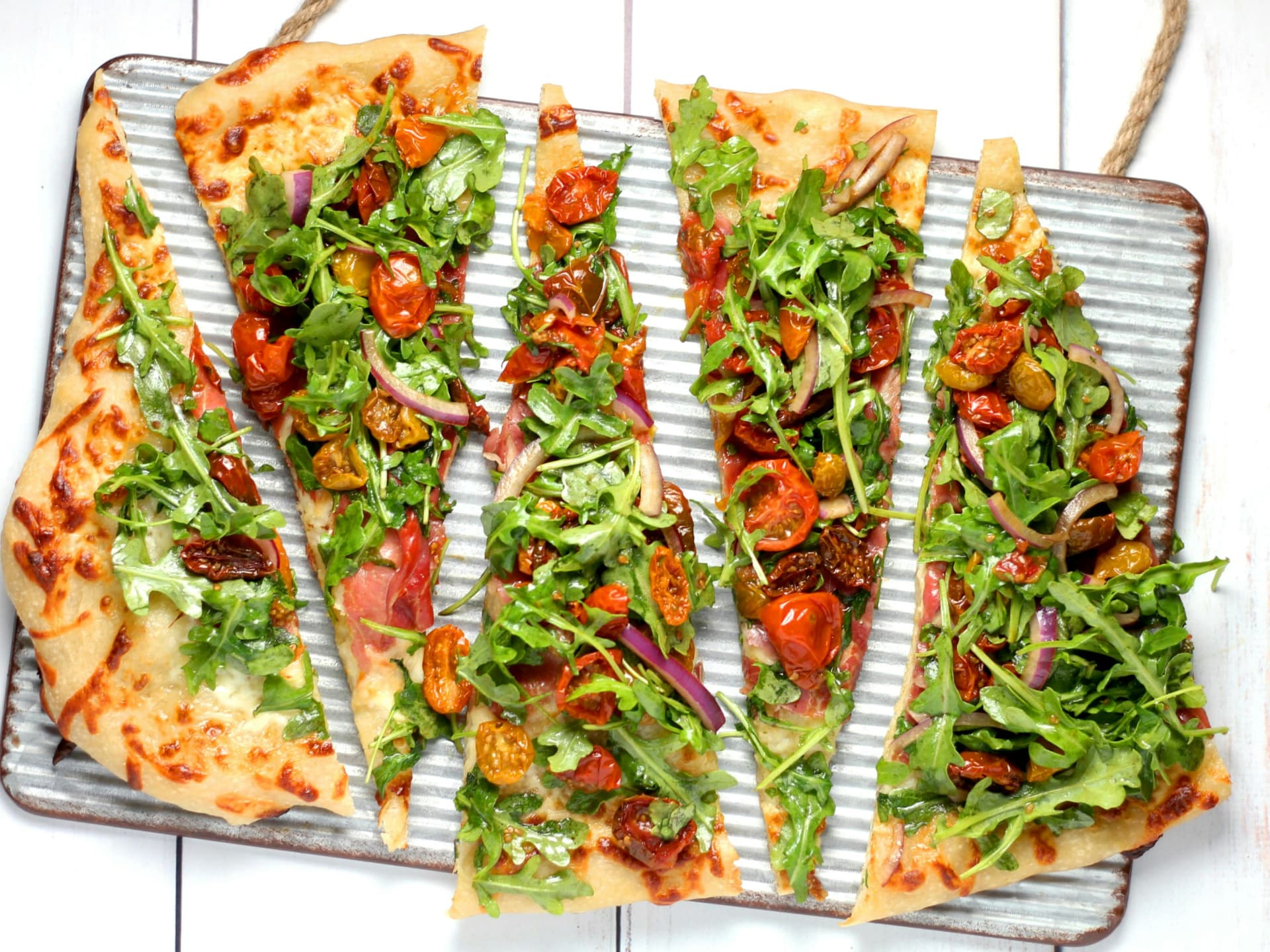 Schnelle Picknick-Idee für eine schnelle Blätterteig-Pizza mit Gemüse